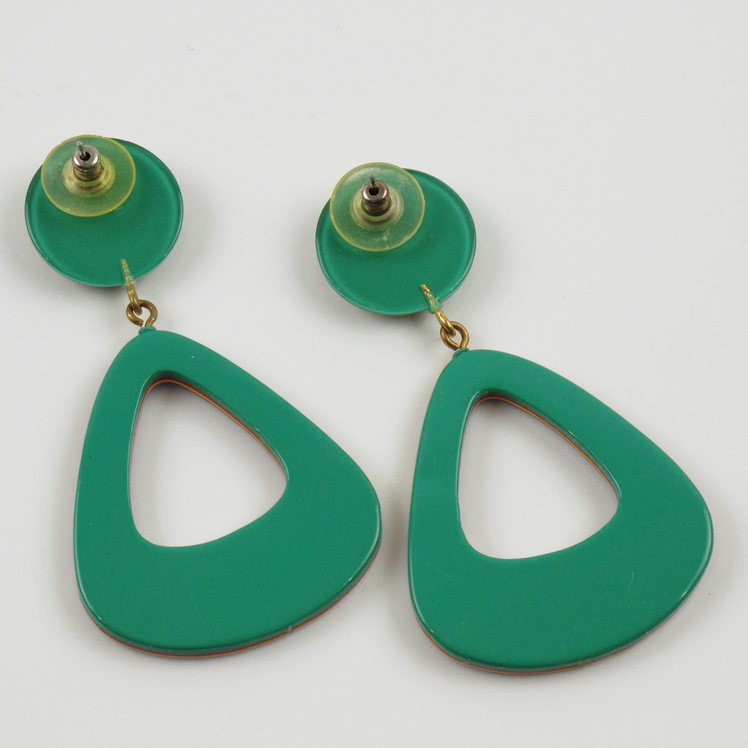 Boucles d'oreilles pendantes Pierce en Lucite violet et jaune Tribal Design en vente 3