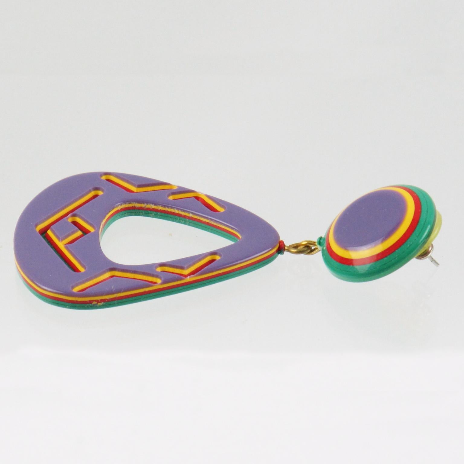 Pendientes colgantes perforados de lucita Diseño tribal morado y amarillo en venta 3