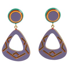 Pendientes colgantes perforados de lucita Diseño tribal morado y amarillo