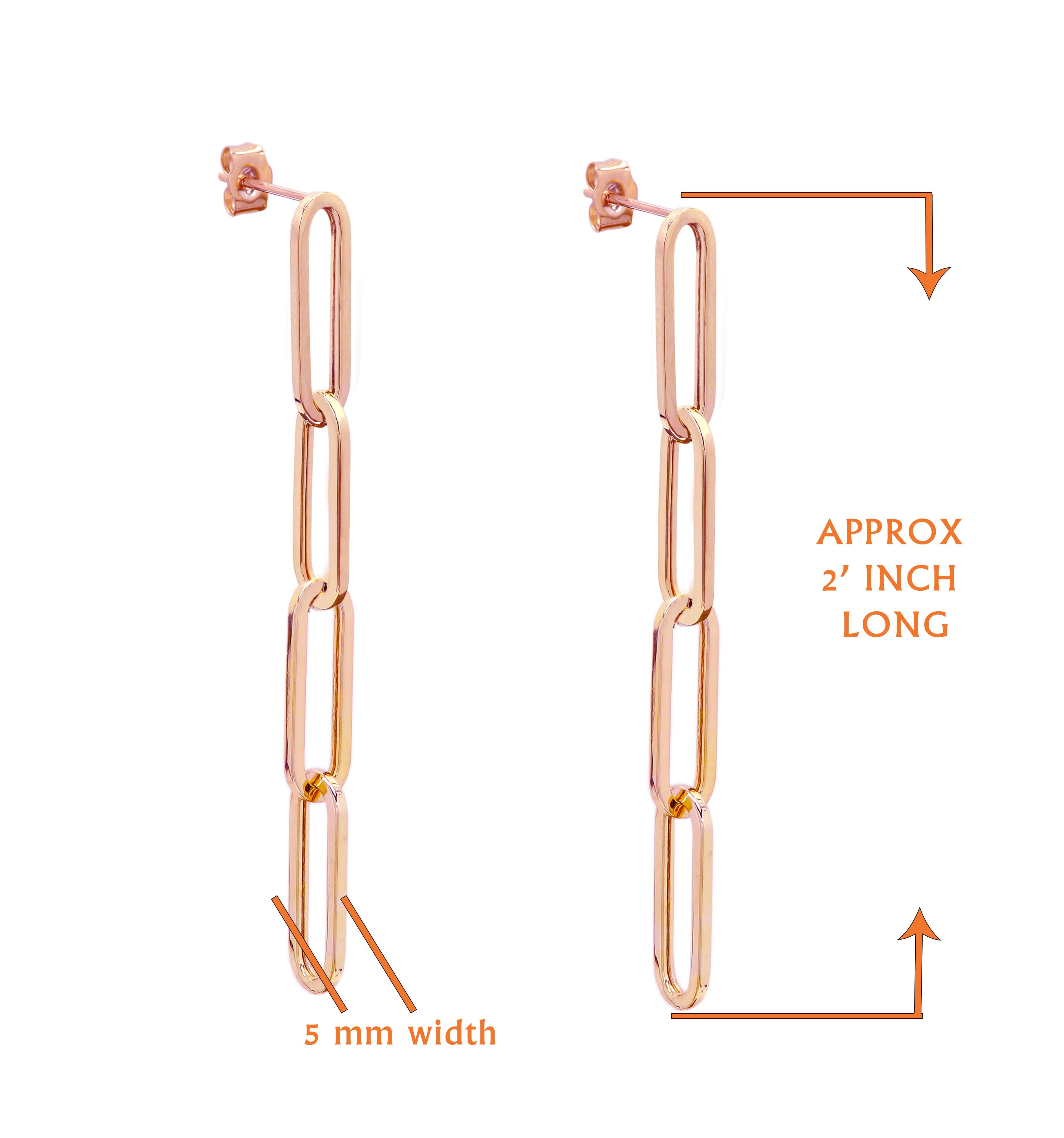Orecchini pendenti popolari a forma di graffetta
dal famoso stile Paperclip (catena) 
Perfetto per un regalo o per te stesso - sempre instyle.
Catena a graffetta da 5 mm di larghezza (stile C)
4 Link di lunghezza per lato, che si traducono in