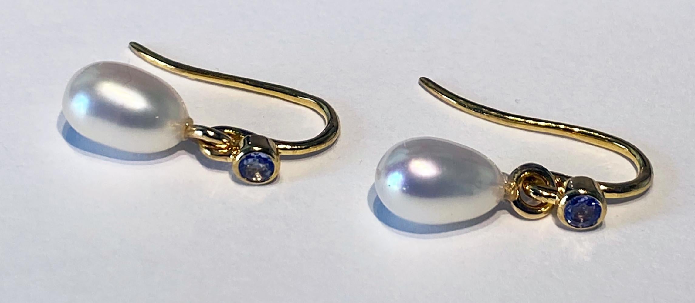Ein Paar Perlen-Ohrringe, akzentuiert mit Tanzaniten. im Angebot 4