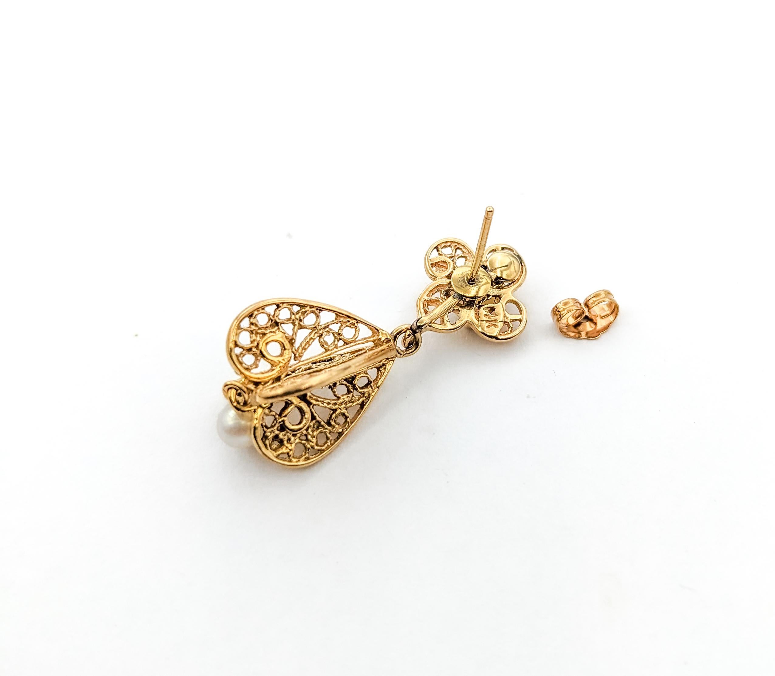 Ohrringe aus Gelbgold mit 4 mm Akoya-Perlen und 5 mm australischen Opalen, Vintage


Wir präsentieren diese eleganten Vintage-Ohrringe aus 14-karätigem Gelbgold. Diese Ohrringe bestechen durch ihr klassisches Design mit 4 mm großen Akoya-Perlen und