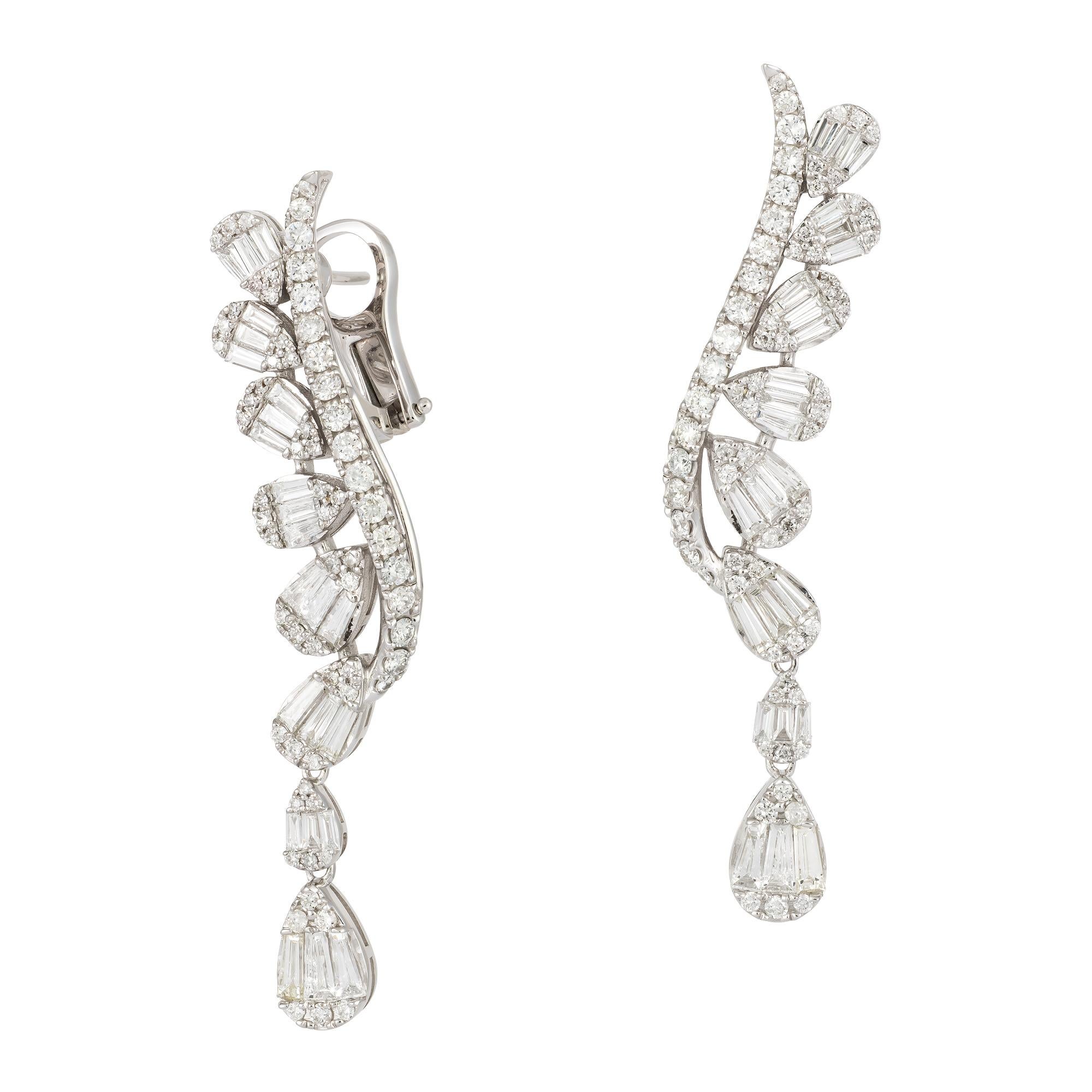 Modern Dangle White Gold 18K Earrings Diamond For Her For Sale