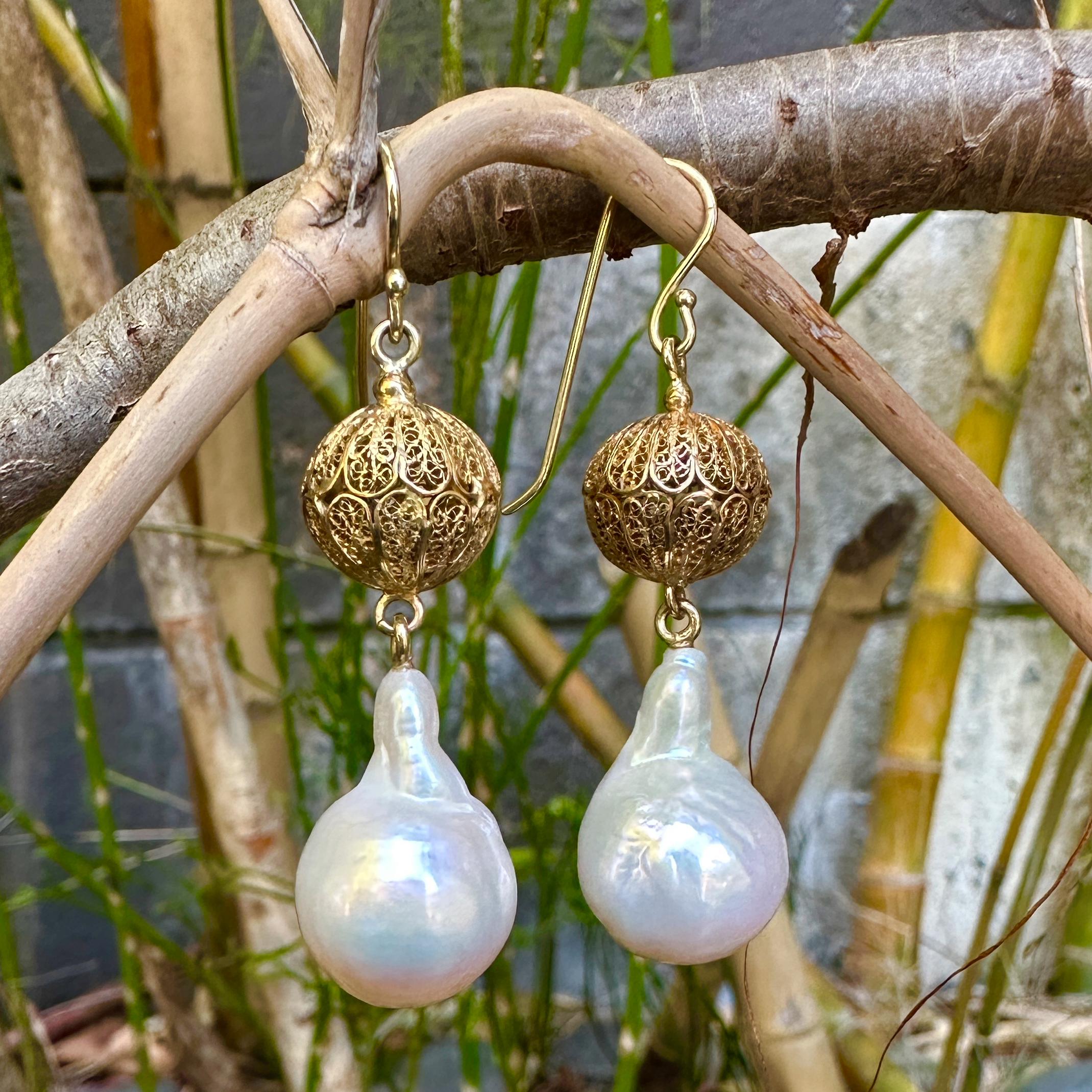 Dangle Wire Hook Earrings with Baroque Freshwater Pearls and 22K Gold Beads In New Condition For Sale In Sherman Oaks, CA