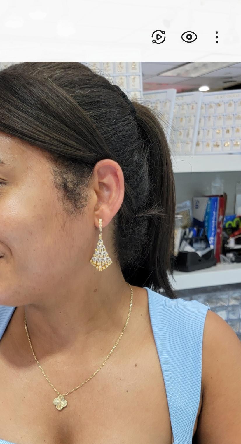 Orecchini pendenti con diamanti gialli Orecchini chandelier in oro bianco e giallo 18 carati in vendita 5