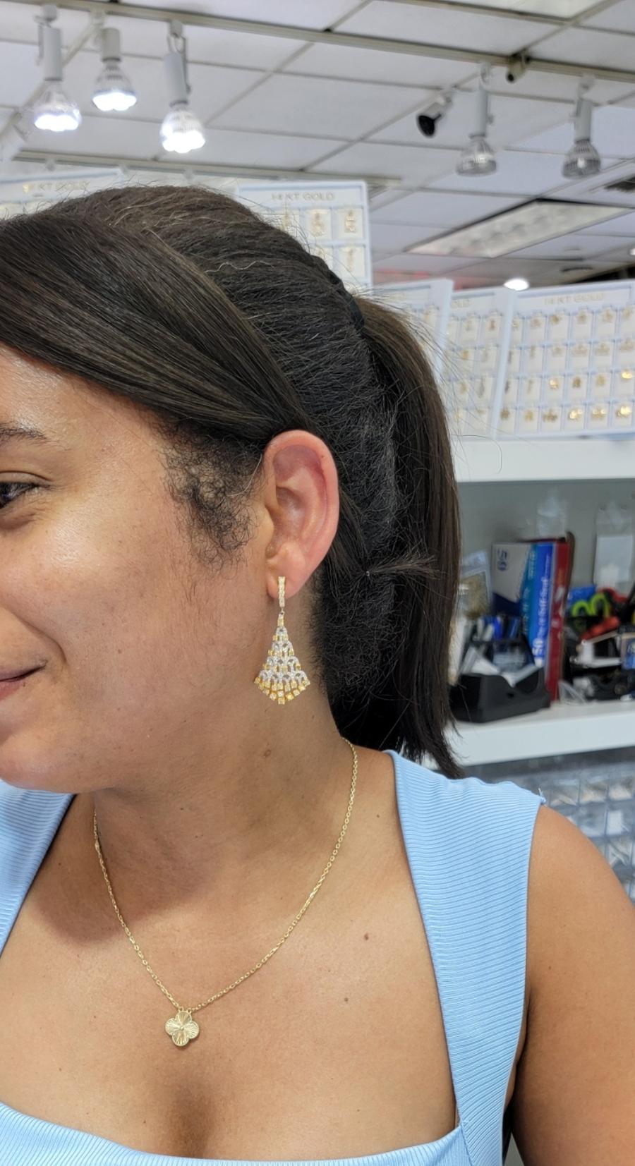 Orecchini pendenti con diamanti gialli Orecchini chandelier in oro bianco e giallo 18 carati in vendita 6