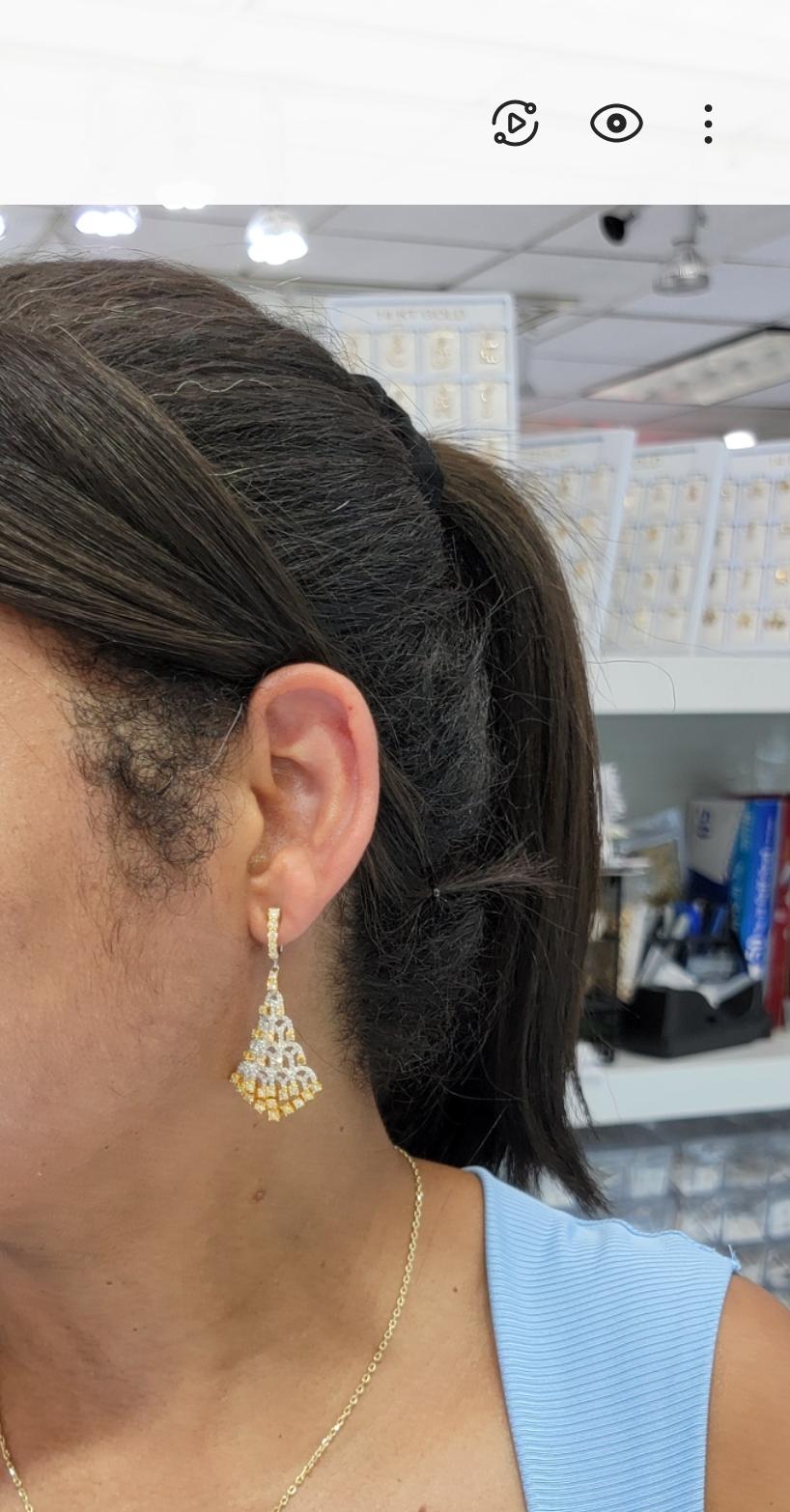 Orecchini pendenti con diamanti gialli Orecchini chandelier in oro bianco e giallo 18 carati in vendita 4