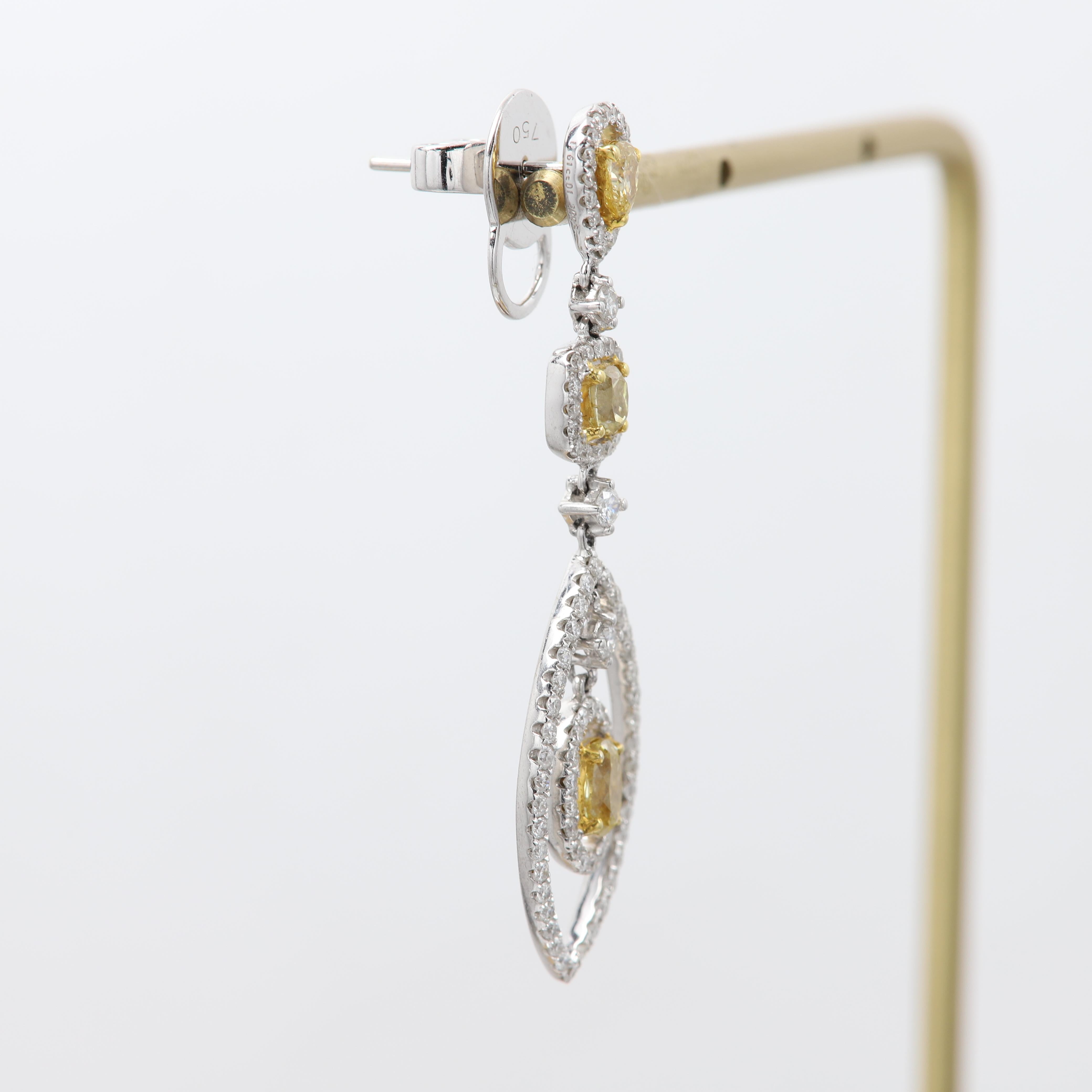 Boucles d'oreilles élégantes en forme de chandelier
Diamants Brilliante pendants.

Diamants naturels de couleur jaune clair et blanc
Or blanc 18k Poids total  8,8 grammes

Total des diamants blancs 1,20 carat. 
Total des diamants jaunes clairs 1,61