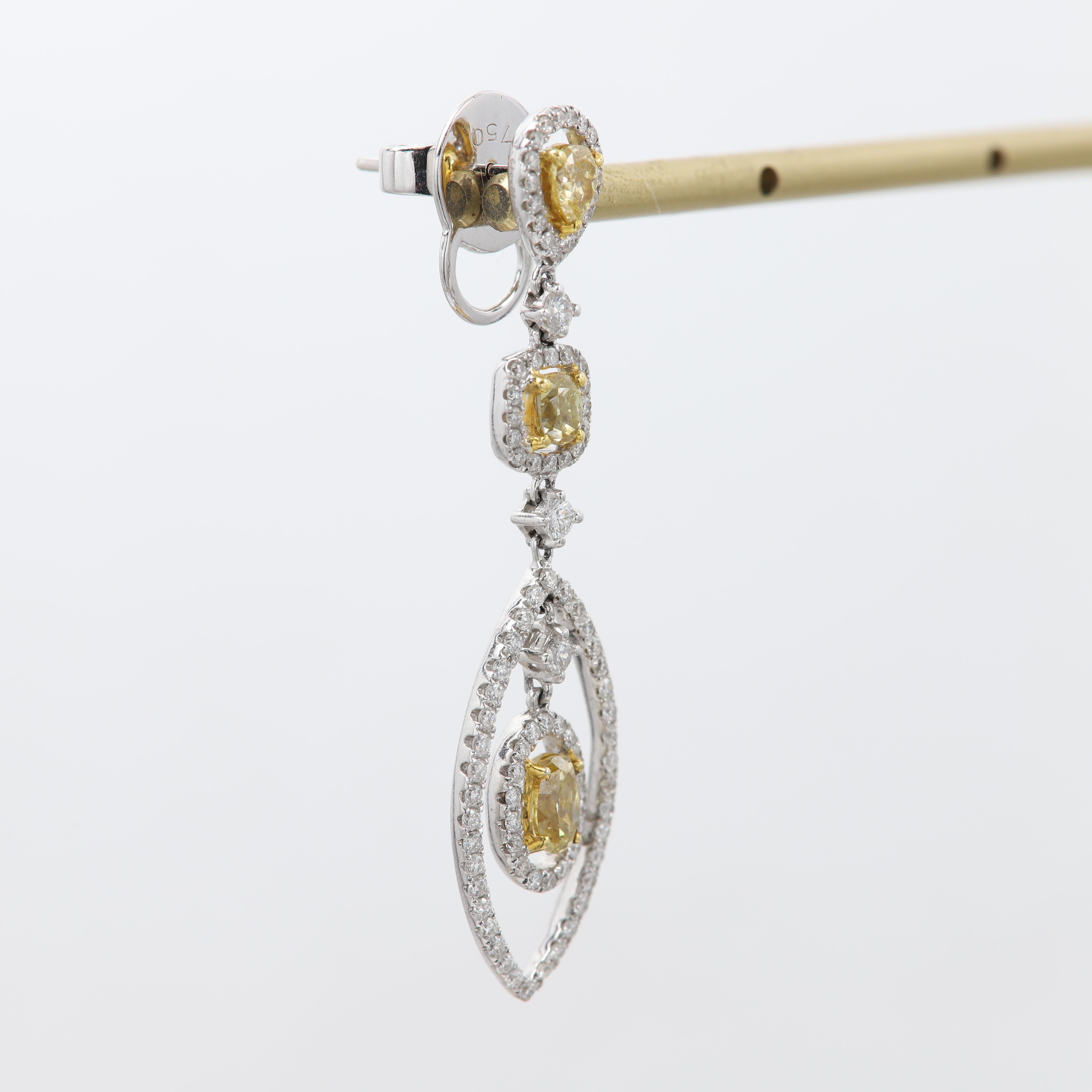 Taille ovale Pendants d'oreilles chandelier en or blanc 18 carats et diamants jaunes en vente