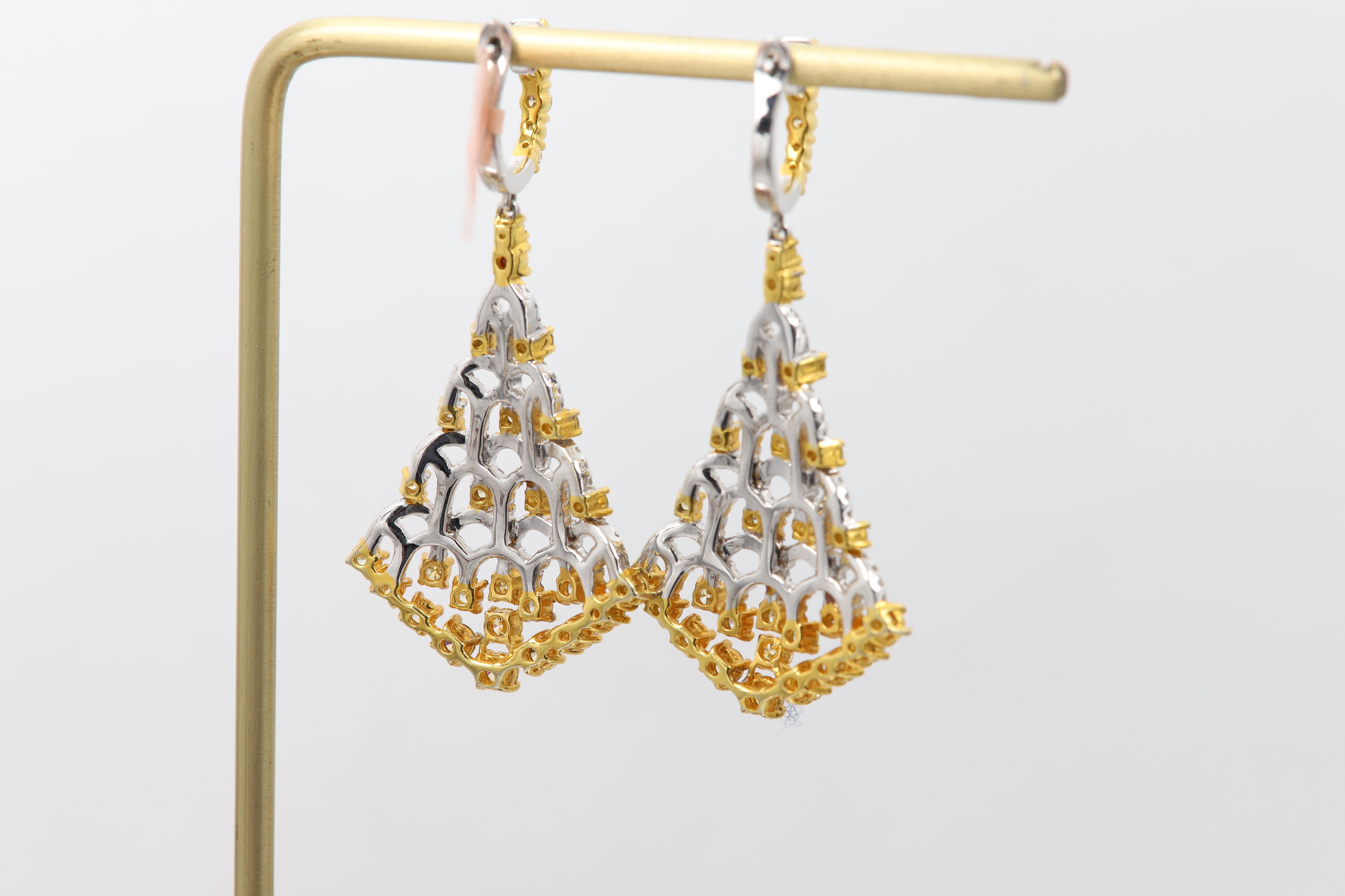 Dangle Yellow Diamond Earrings 18 Karat White and Yellow Gold Chandelier Earring In New Condition For Sale In Brooklyn, NY