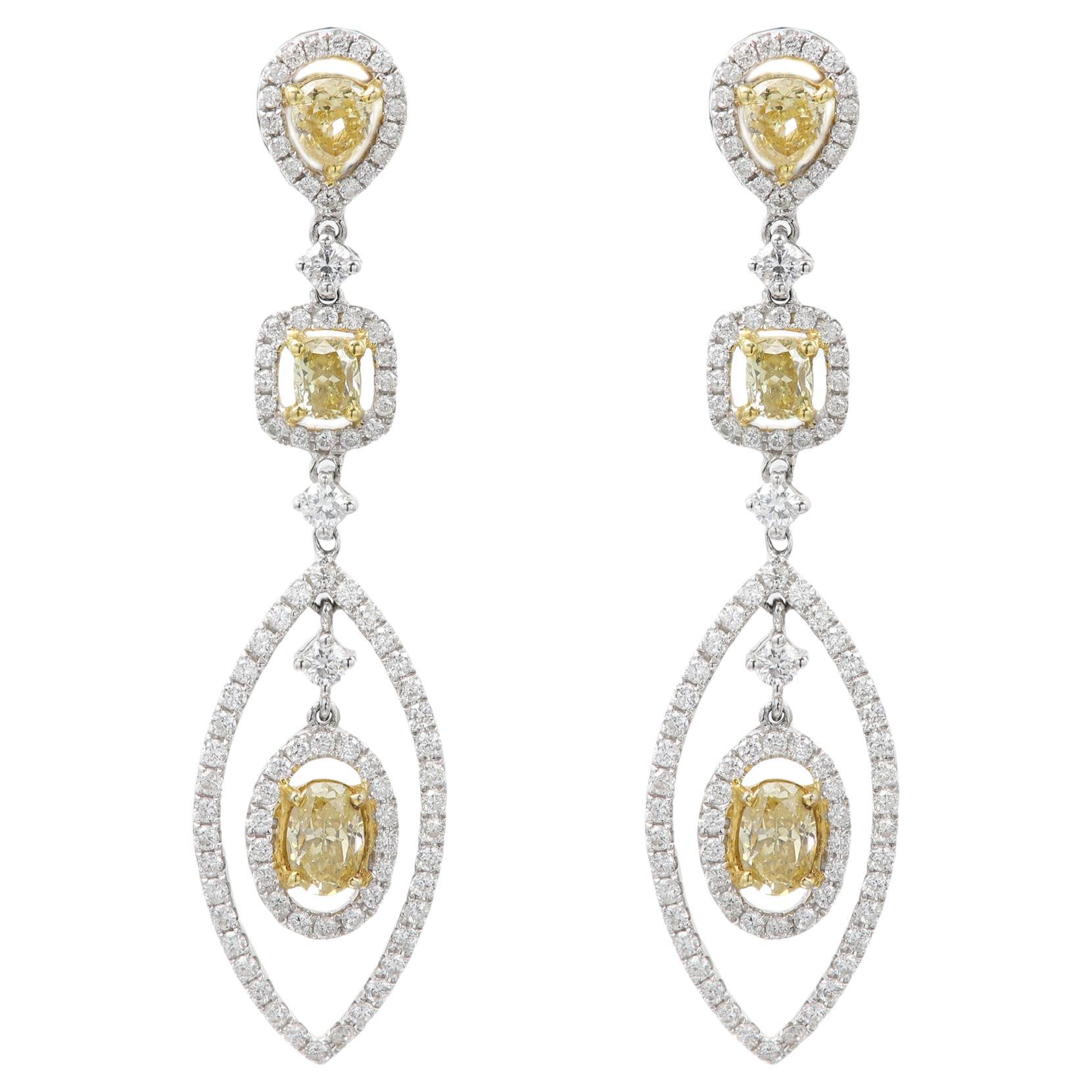 Pendants d'oreilles chandelier en or blanc 18 carats et diamants jaunes en vente