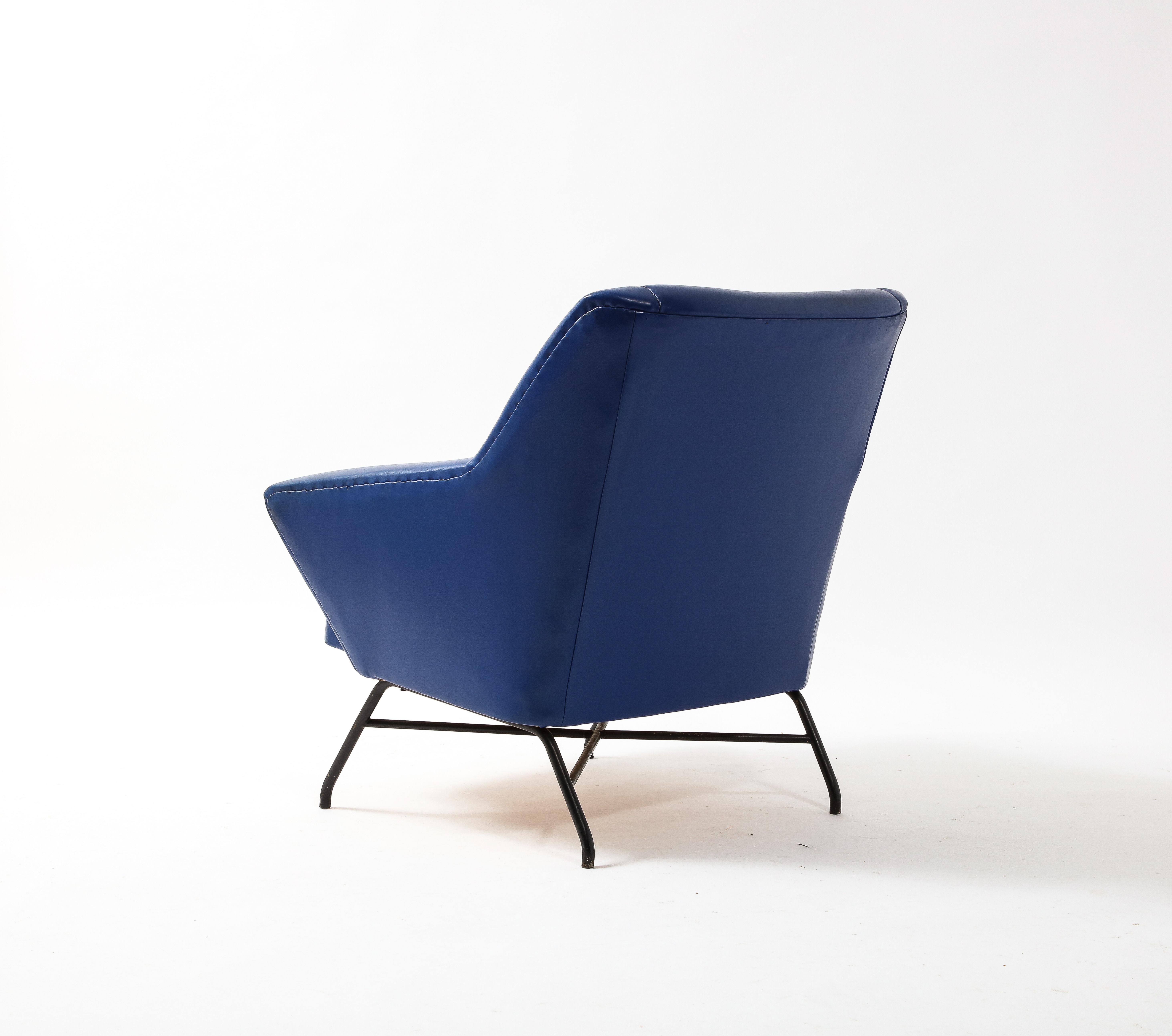 Elegantes Paar niedriger Sessel auf Metallfüßen, Originalpolsterung in gutem Zustand. Sie können in COM konserviert oder gepolstert werden.
