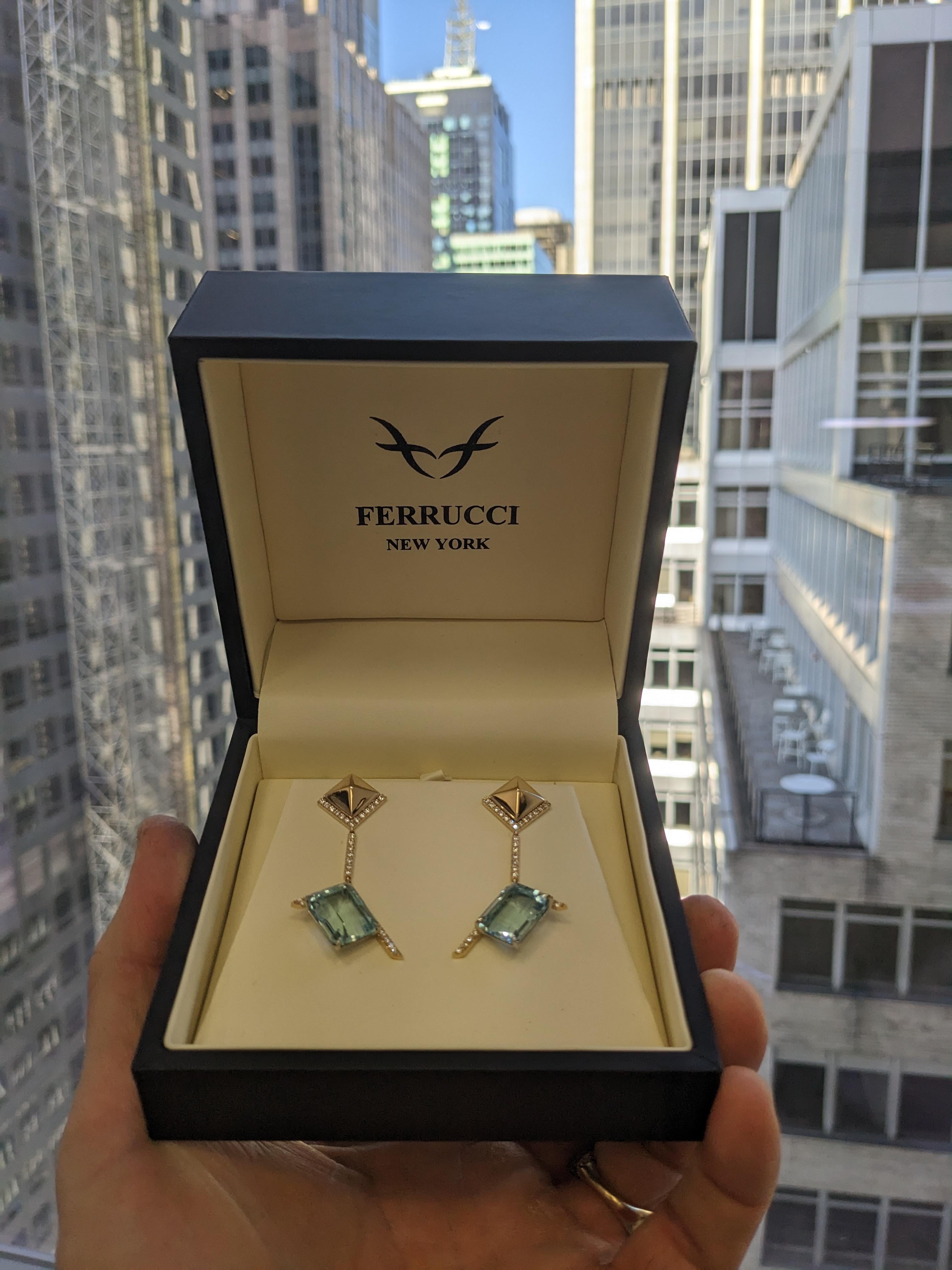 Boucles d'oreilles pendantes aigue-marine diamants en or jaune 18k Pyramide en vente 5