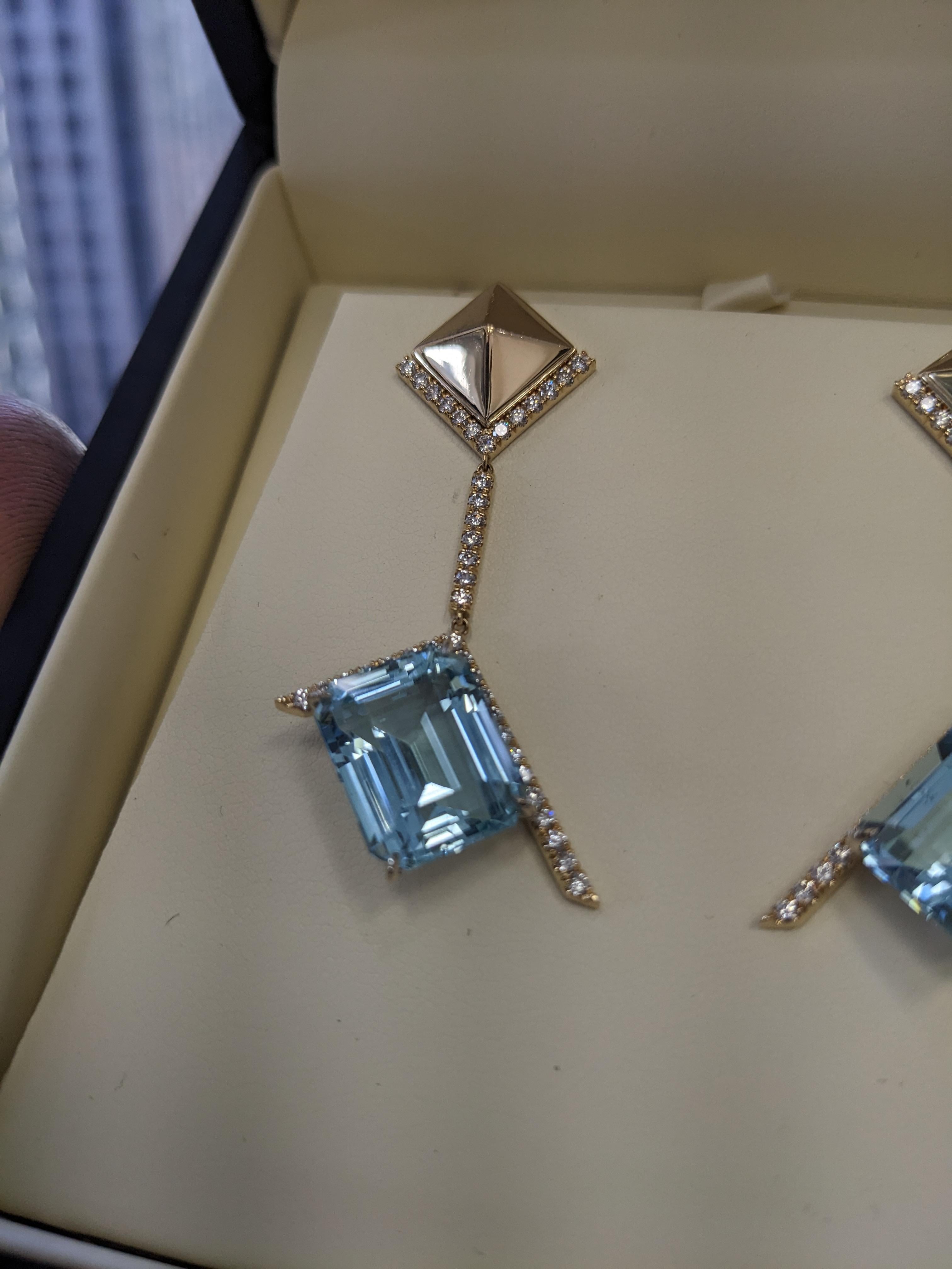 Boucles d'oreilles pendantes aigue-marine diamants en or jaune 18k Pyramide en vente 6