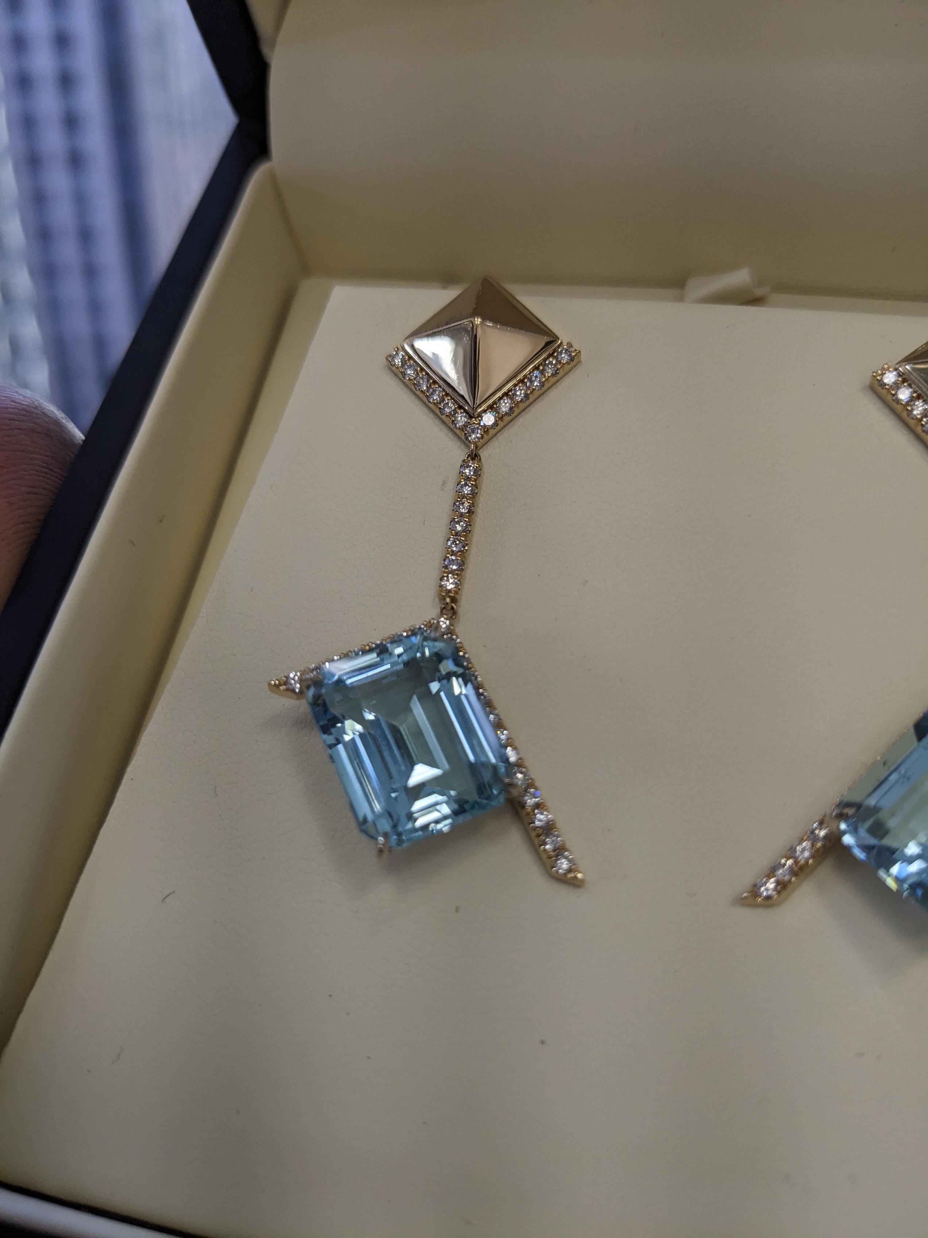 Pendientes colgantes de diamantes aguamarina en pirámide de oro amarillo de 18k en venta 6