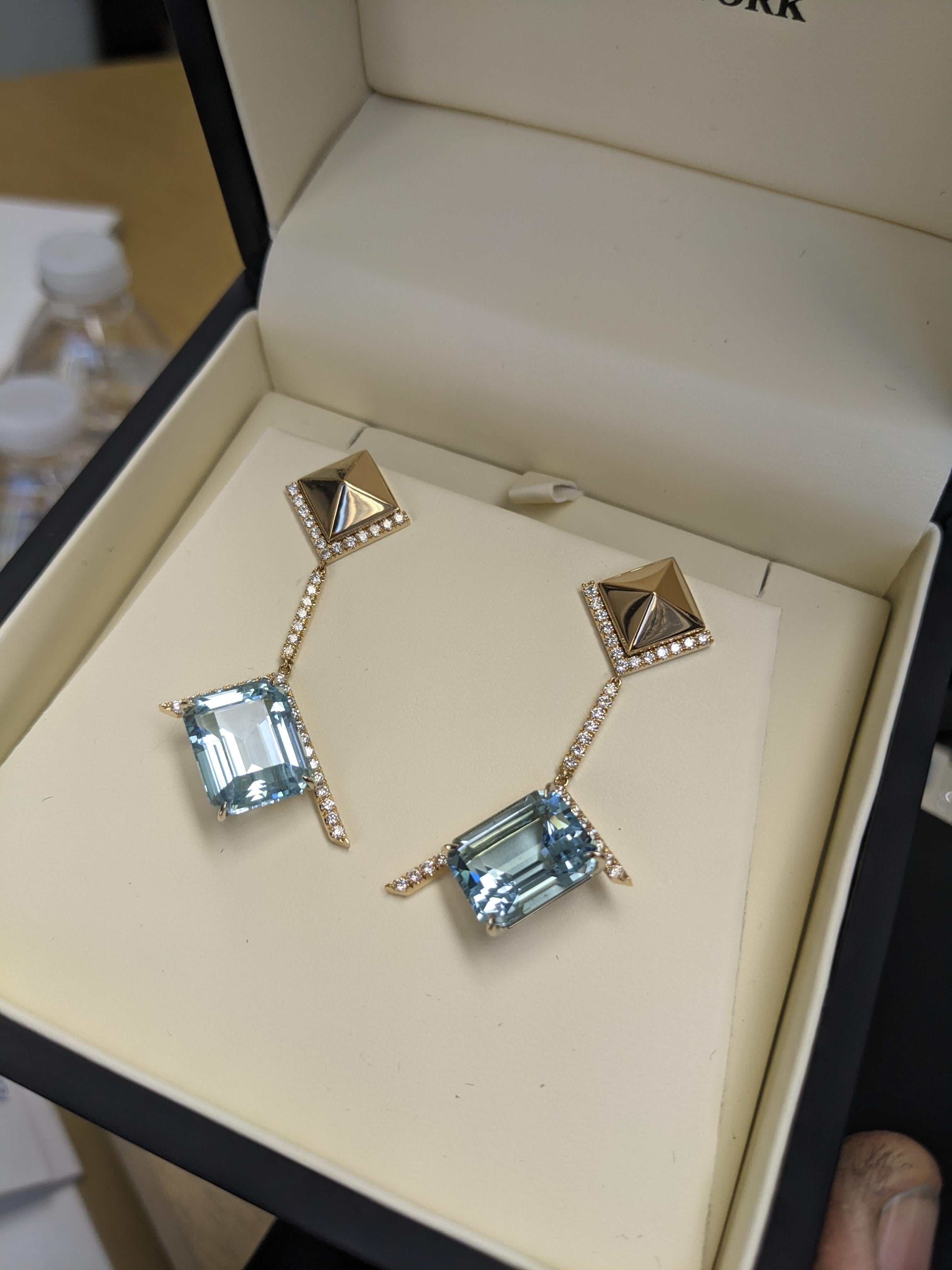 Pendientes colgantes de diamantes aguamarina en pirámide de oro amarillo de 18k en venta 7