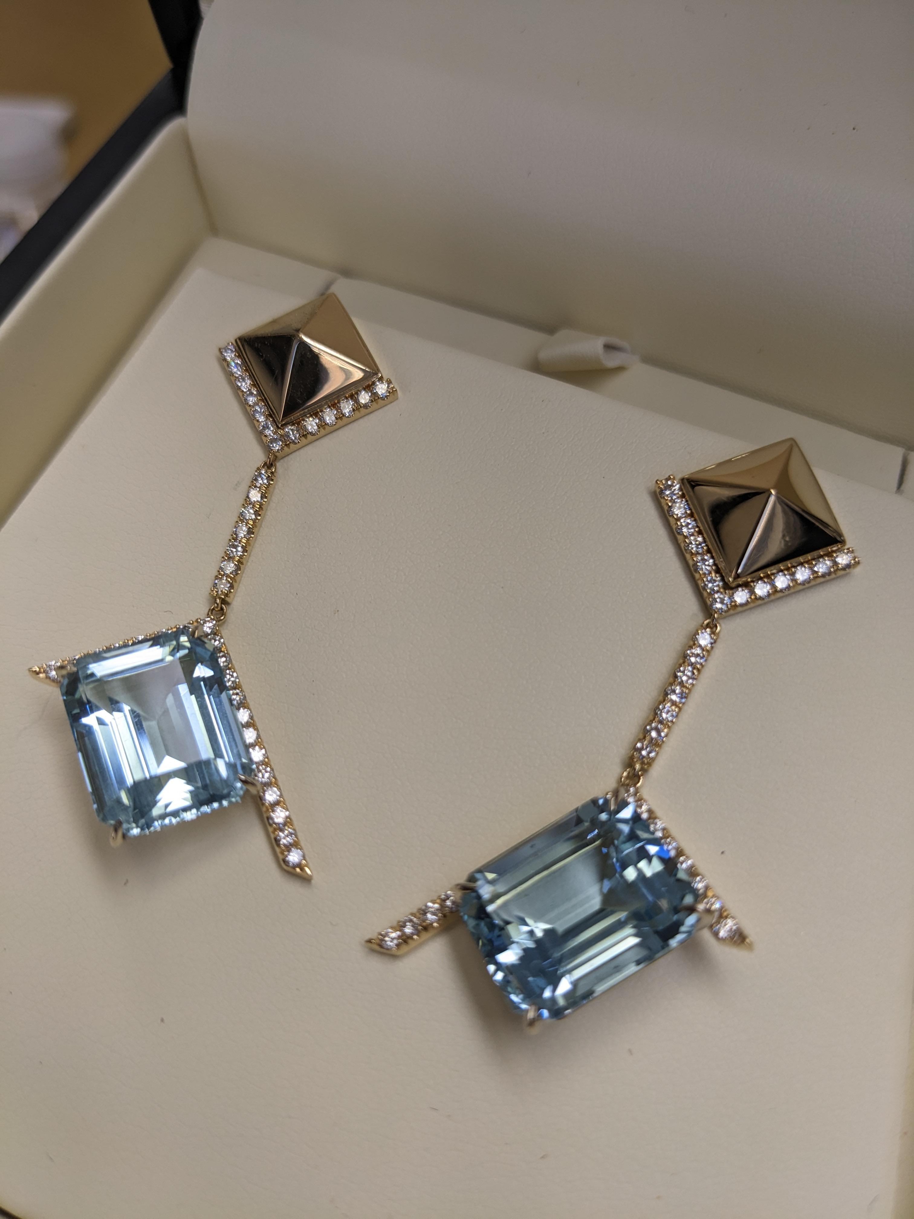Boucles d'oreilles pendantes aigue-marine diamants en or jaune 18k Pyramide en vente 8