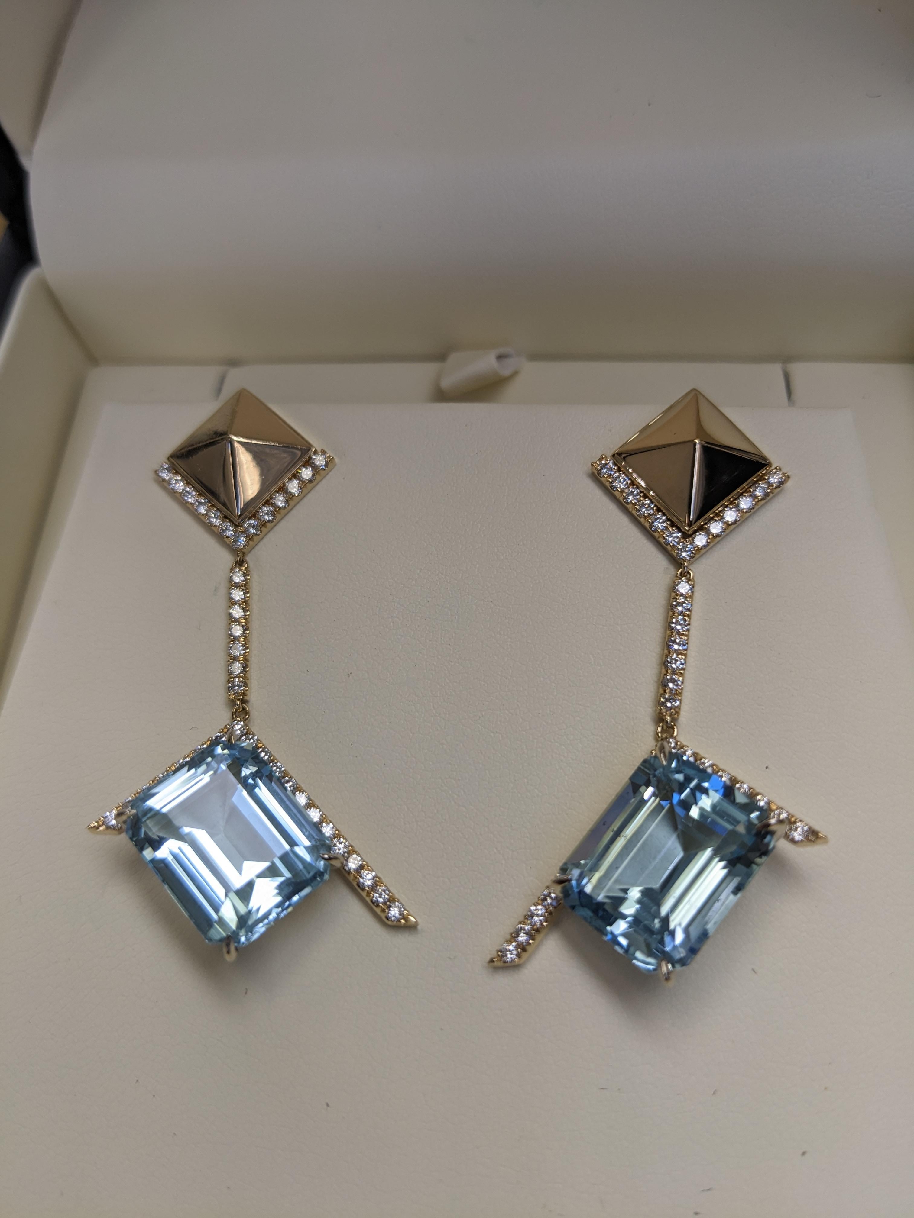 Dangling Aquamarine Diamonds earrings in 18k Yellow gold Pyramid For Sale 8