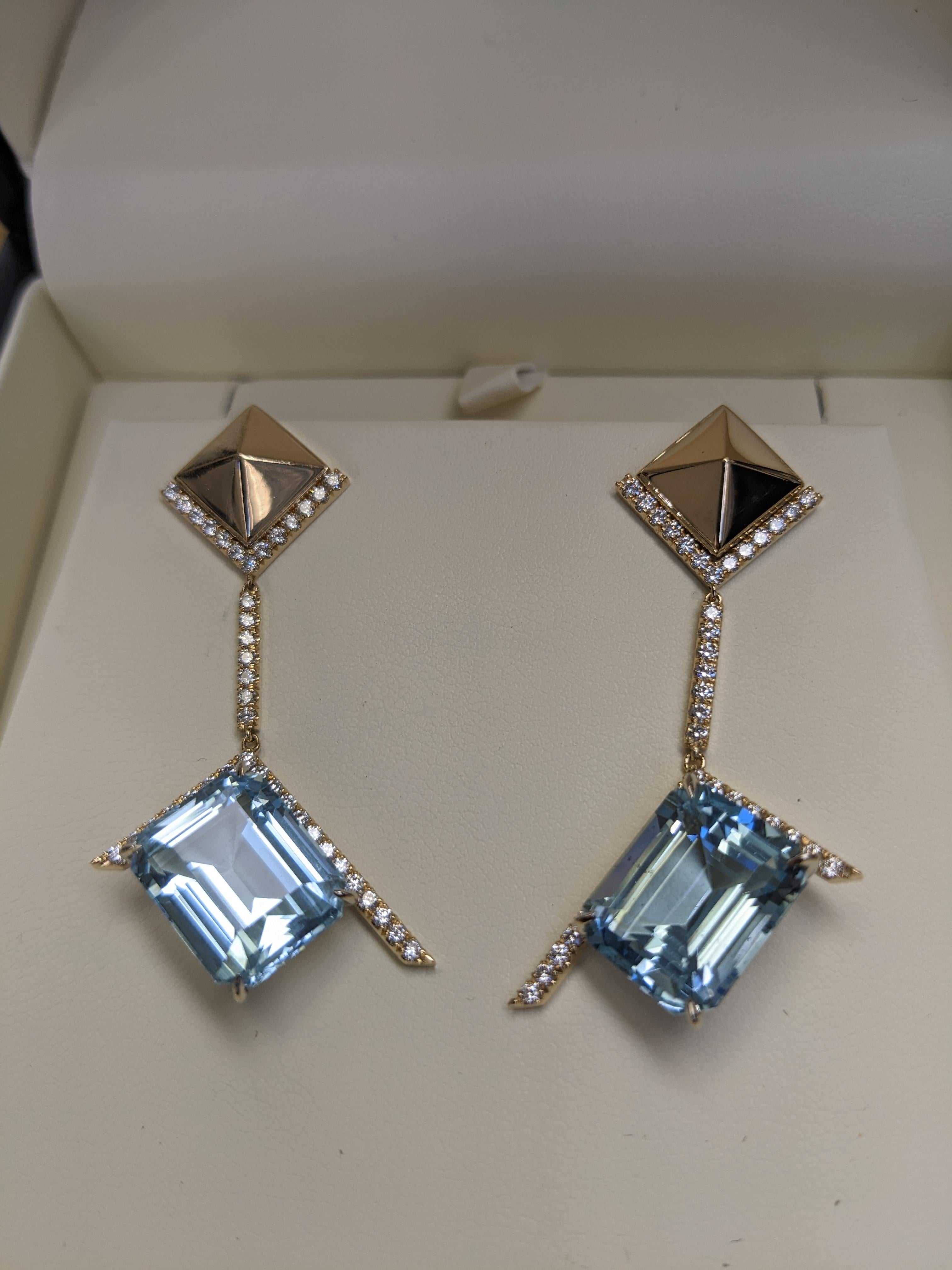 Pendientes colgantes de diamantes aguamarina en pirámide de oro amarillo de 18k en venta 9
