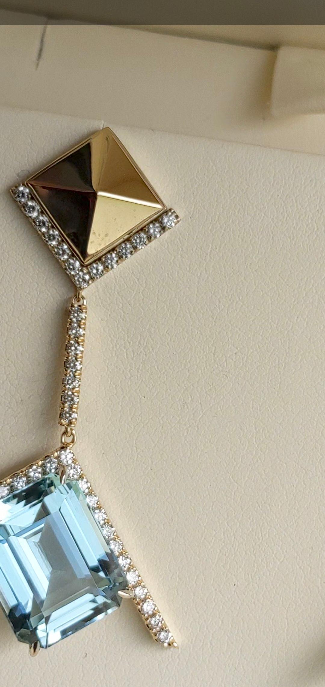 Boucles d'oreilles pendantes aigue-marine diamants en or jaune 18k Pyramide en vente 10