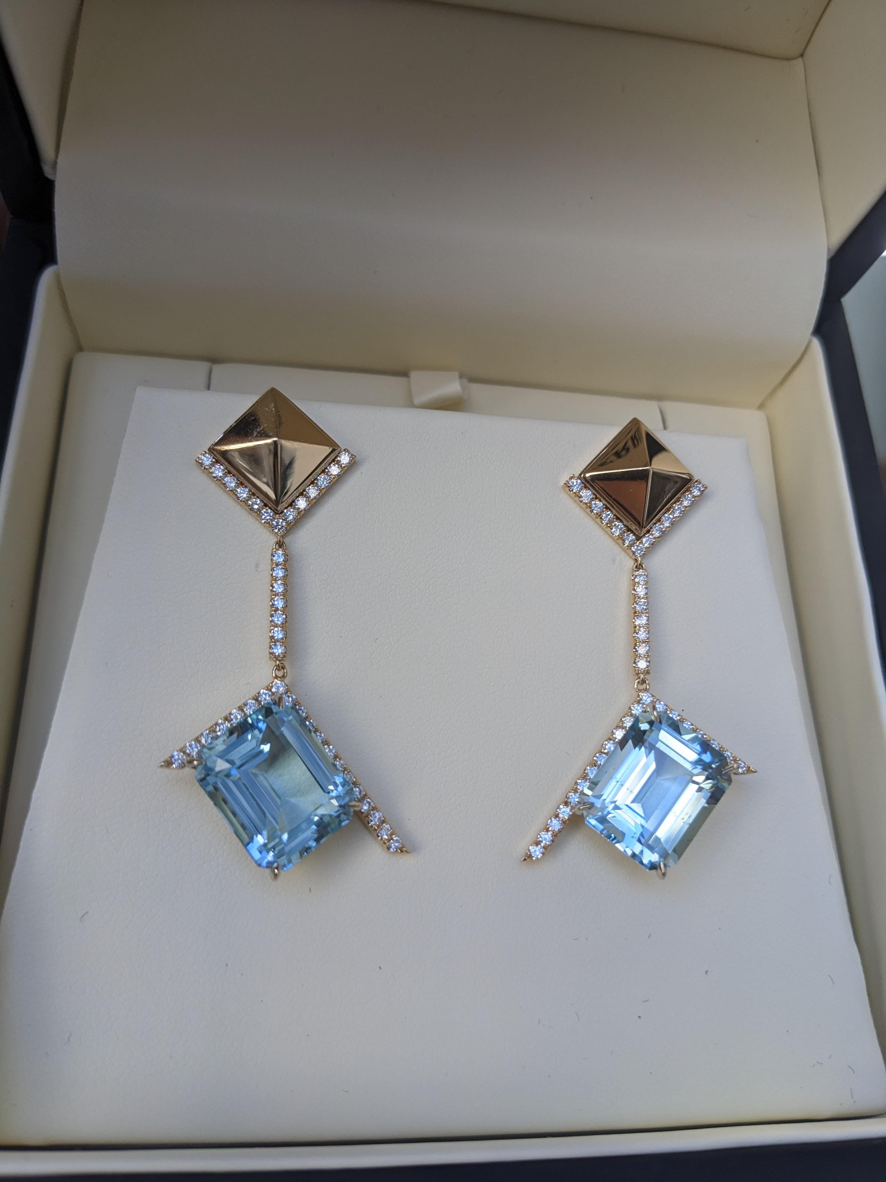 Te presentamos el epítome del lujo y la sofisticación, los Pendientes colgantes de oro amarillo de 18 quilates, diamantes y aguamarinas de Ferrucci. Estos exquisitos pendientes son un testimonio de la inigualable artesanía y visión artística de
