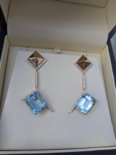 Boucles d'oreilles pendantes aigue-marine diamants en or jaune 18k Pyramide