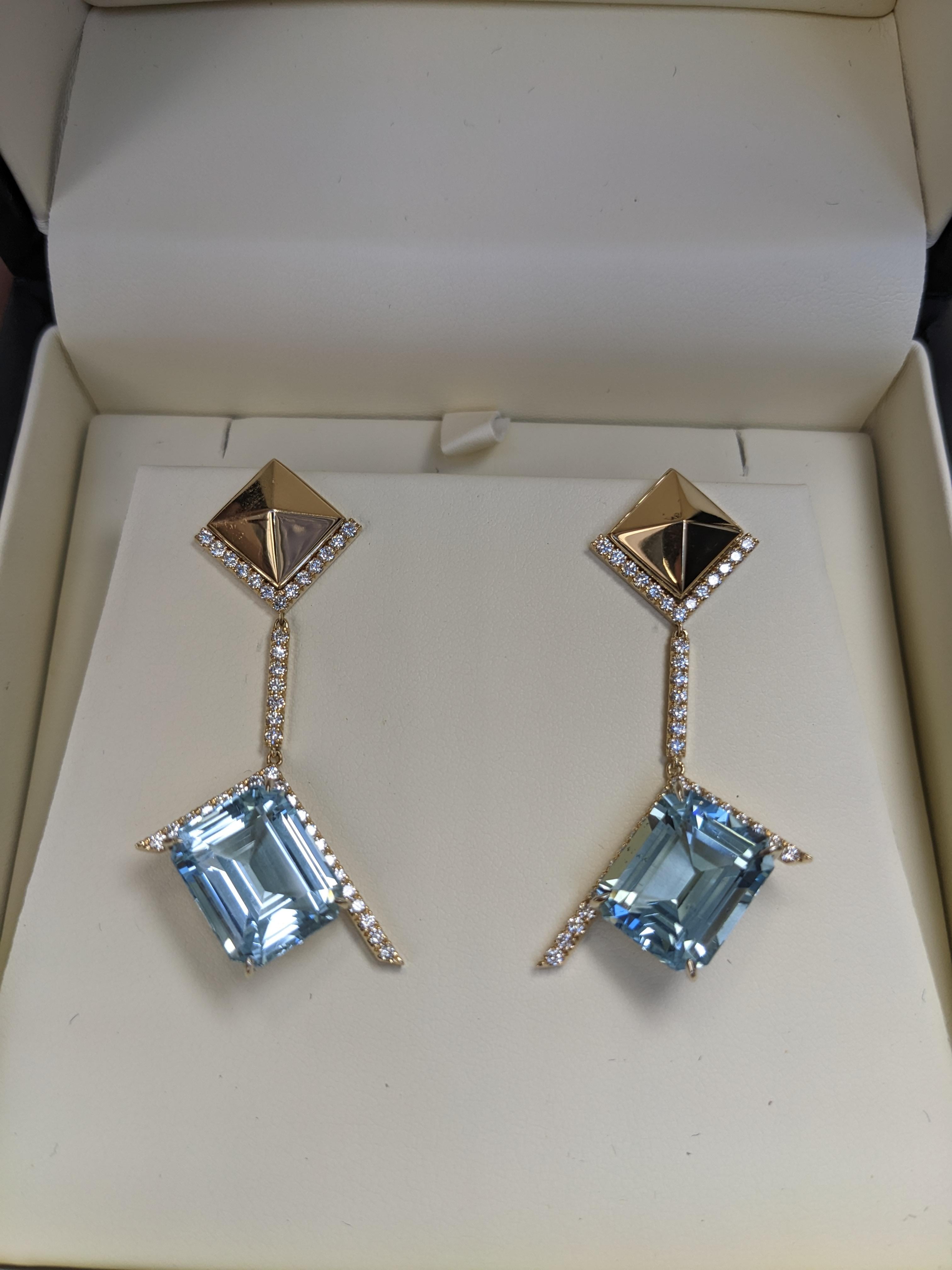 Ohrringe aus 18 Karat Gelbgold mit baumelnden Aquamarin-Diamanten und Pyramiden (Smaragdschliff) im Angebot