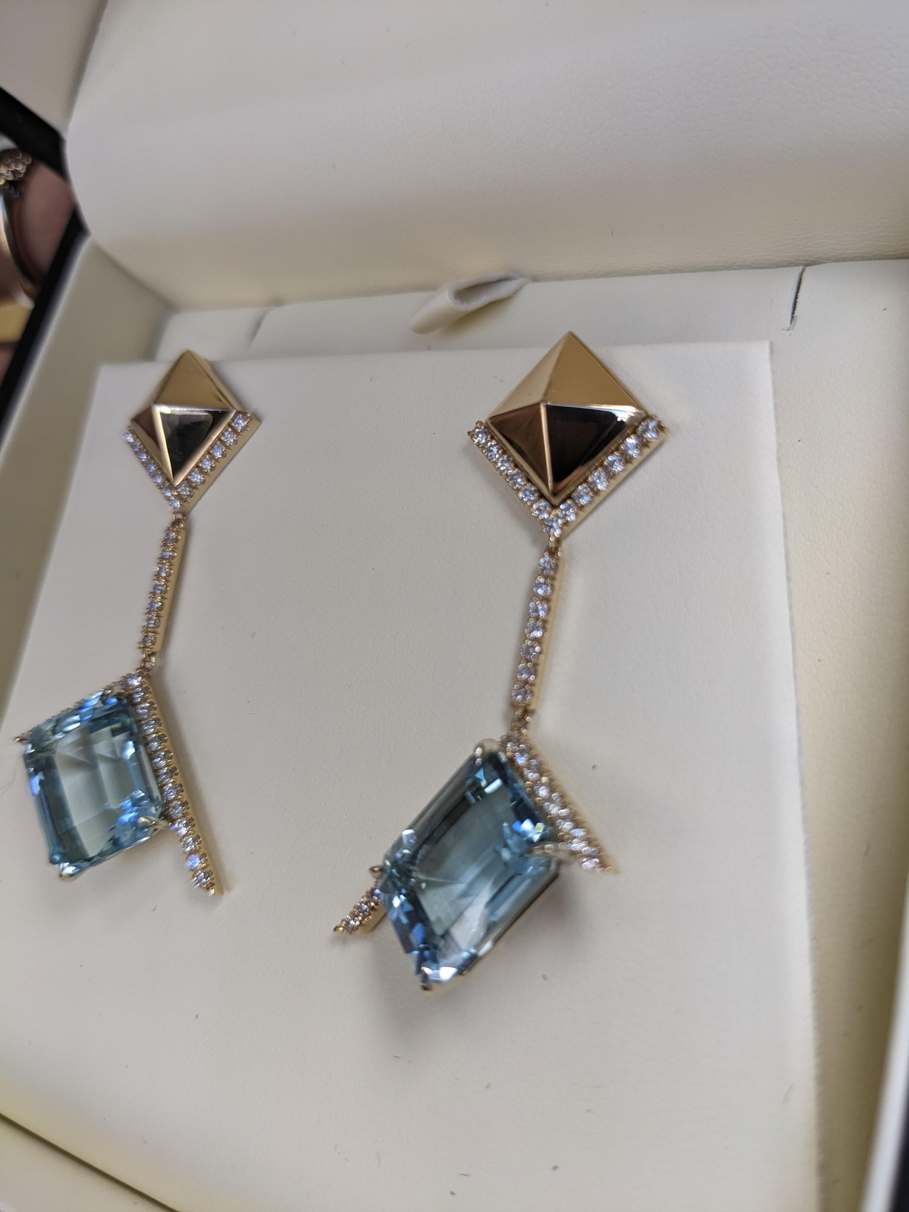 Dangling Aquamarine Diamonds earrings in 18k Yellow gold Pyramid In New Condition For Sale In New York, NY