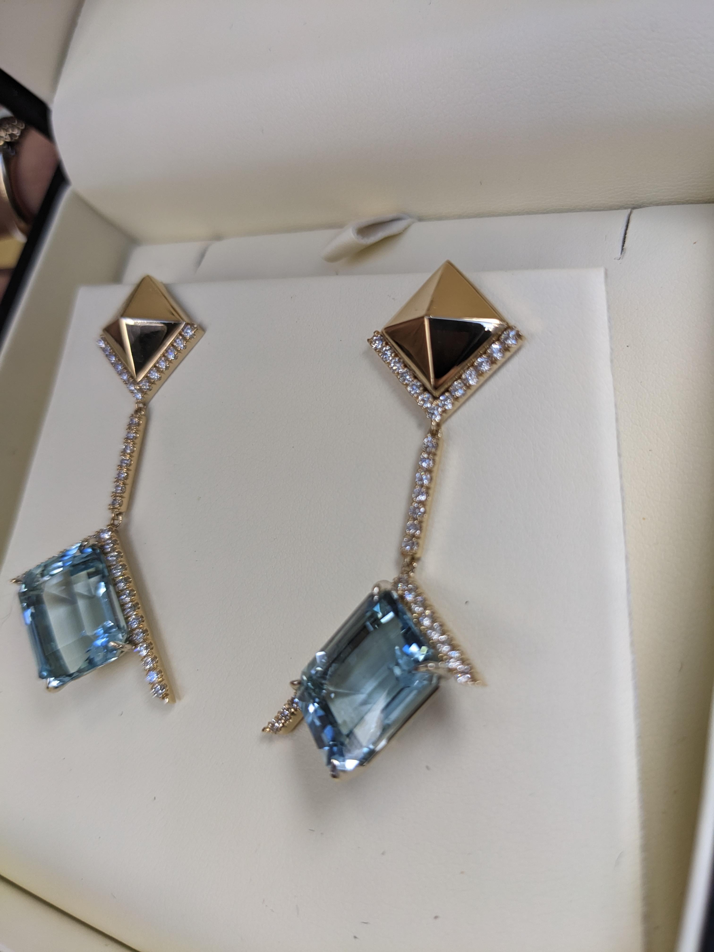 Femenino o masculino Pendientes colgantes de diamantes aguamarina en pirámide de oro amarillo de 18k en venta