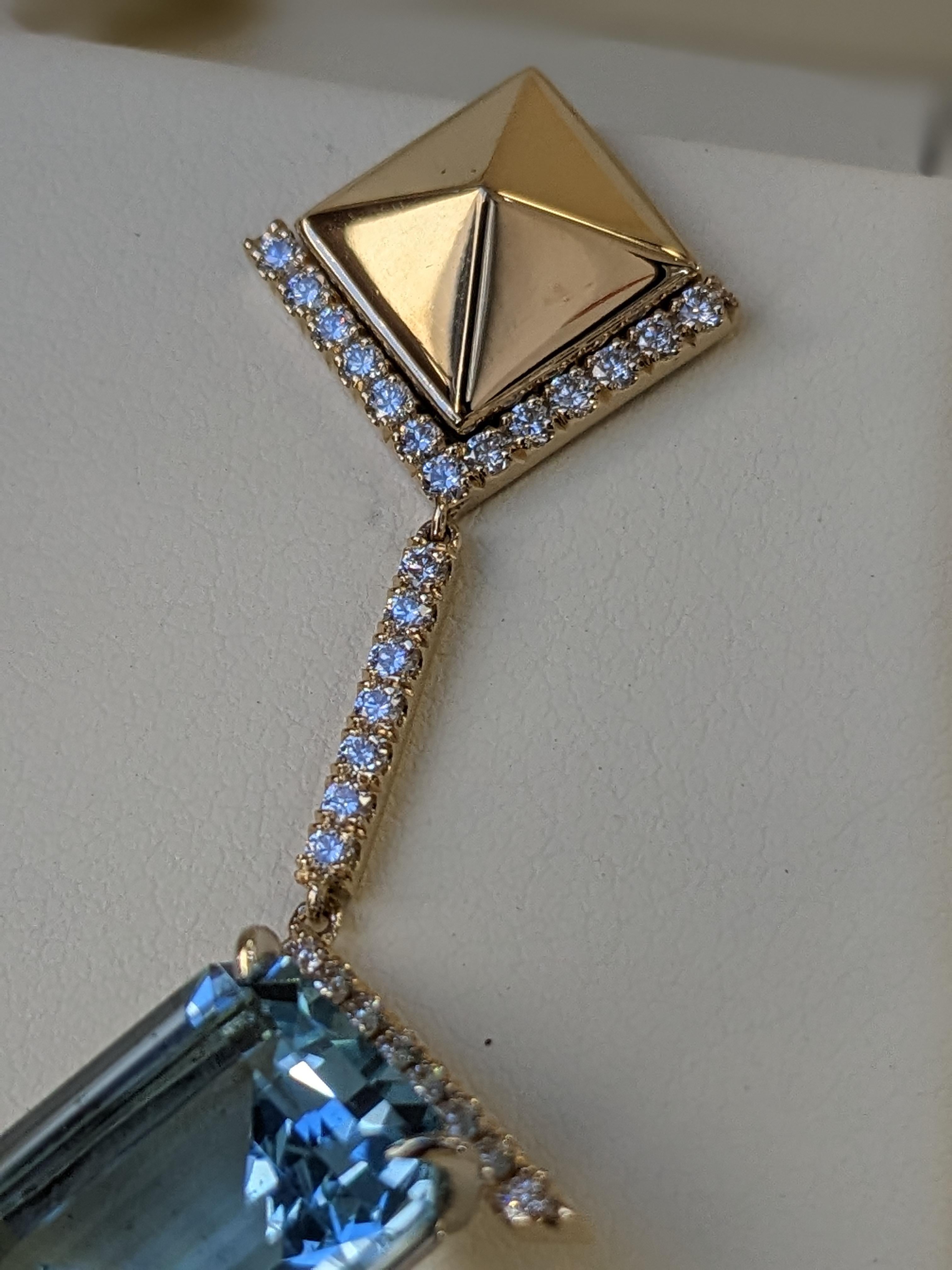 Boucles d'oreilles pendantes aigue-marine diamants en or jaune 18k Pyramide en vente 1