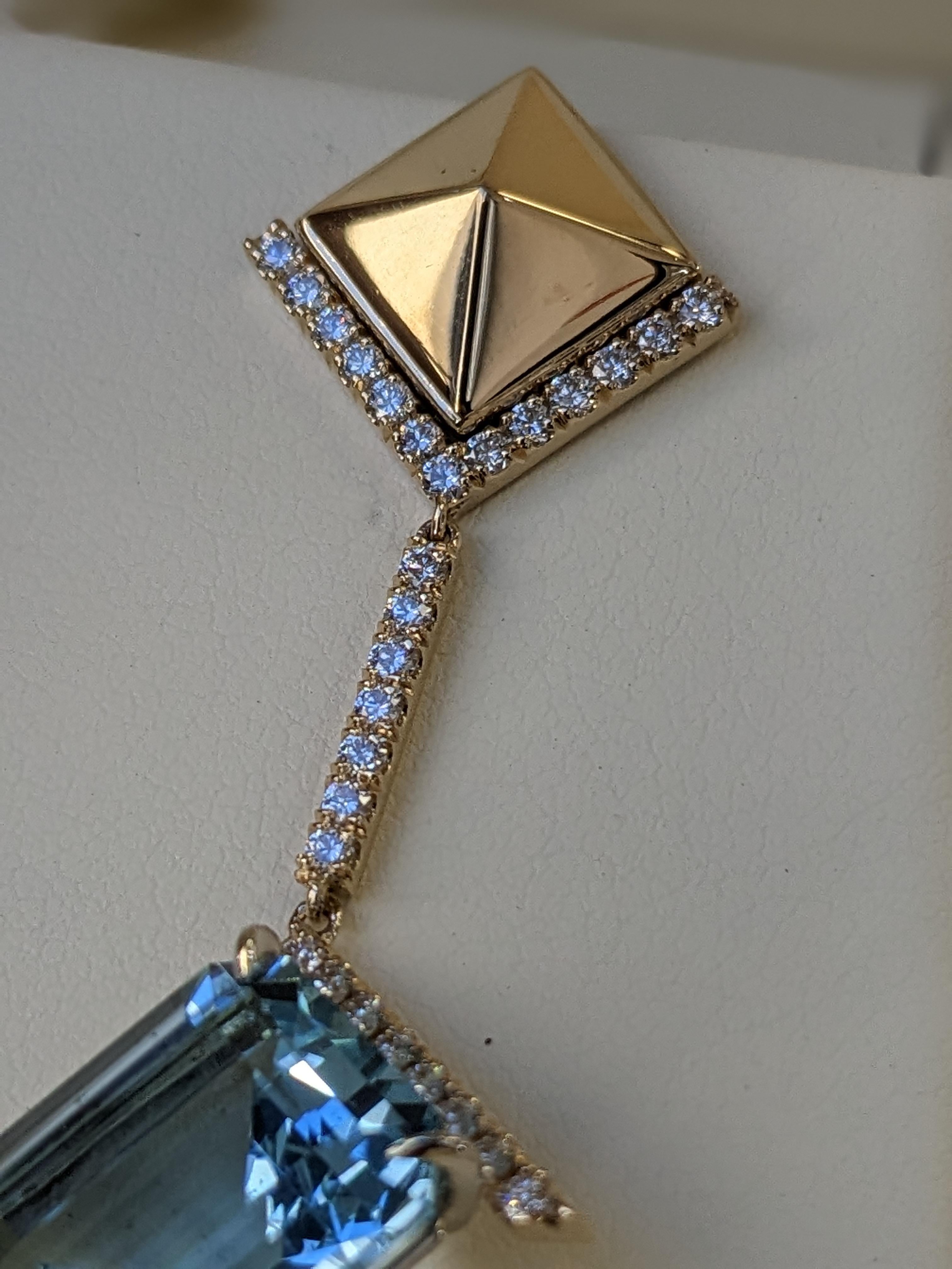 Pendientes colgantes de diamantes aguamarina en pirámide de oro amarillo de 18k en venta 1