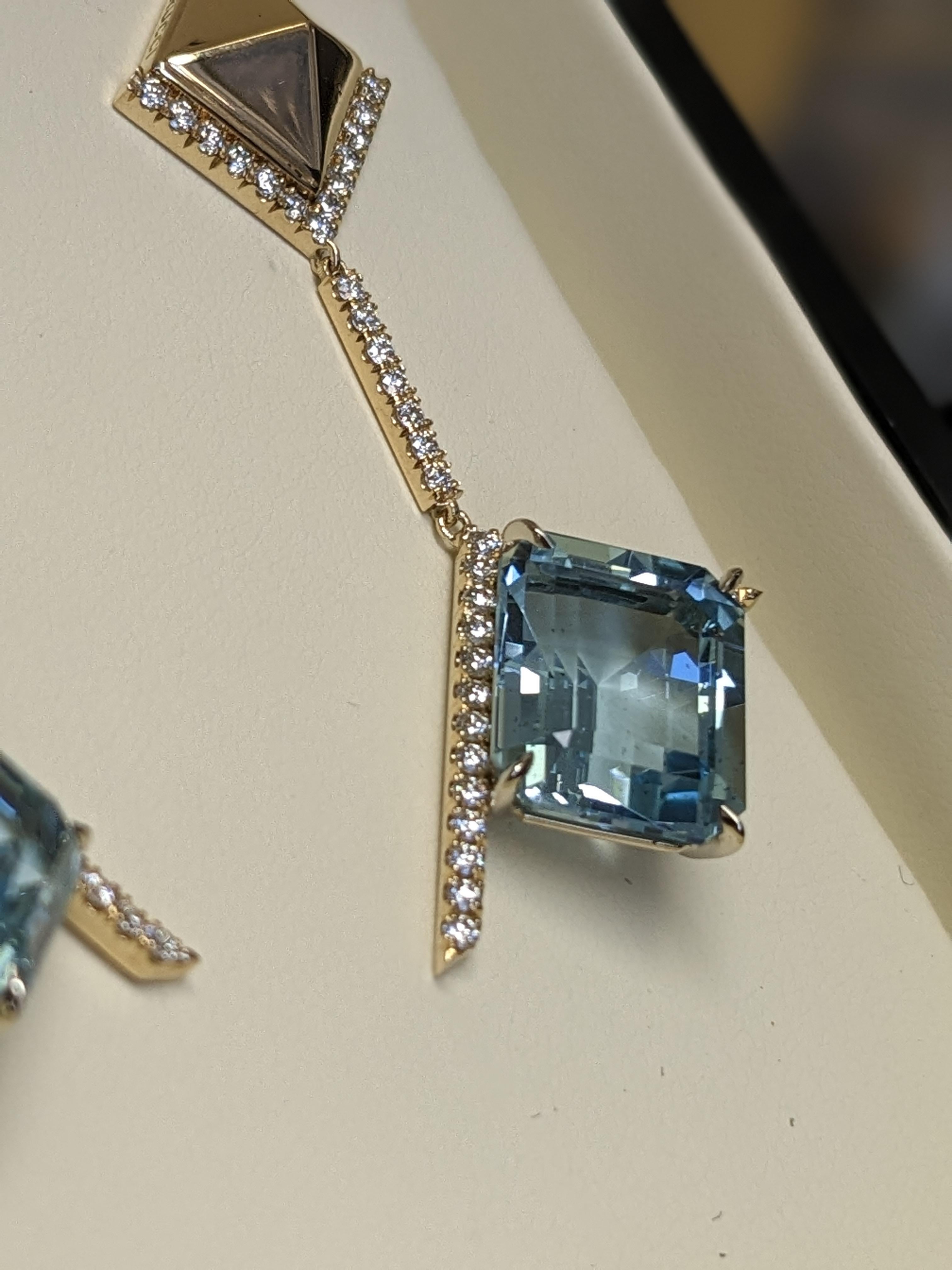 Boucles d'oreilles pendantes aigue-marine diamants en or jaune 18k Pyramide en vente 3