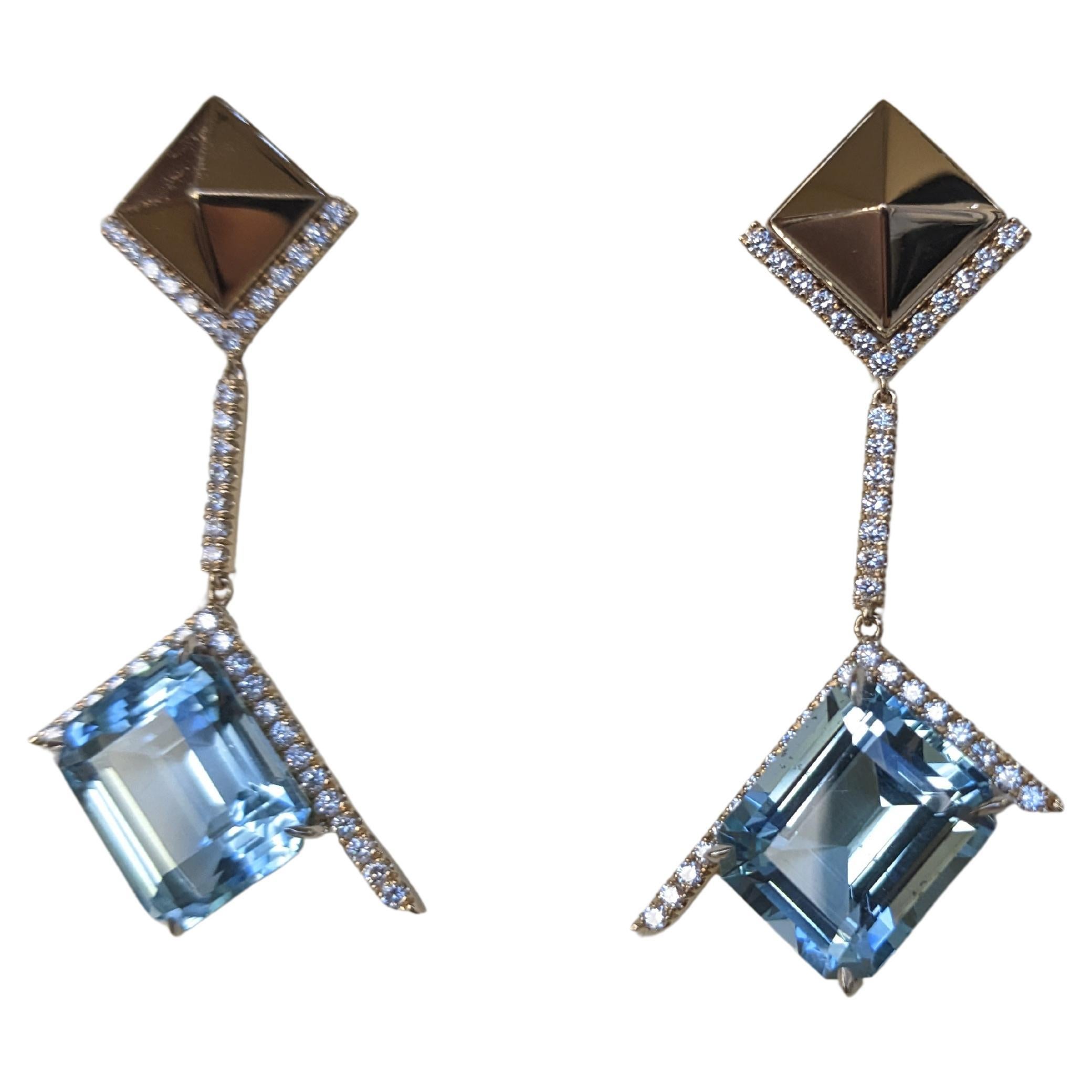 Pendientes colgantes de diamantes aguamarina en pirámide de oro amarillo de 18k en venta