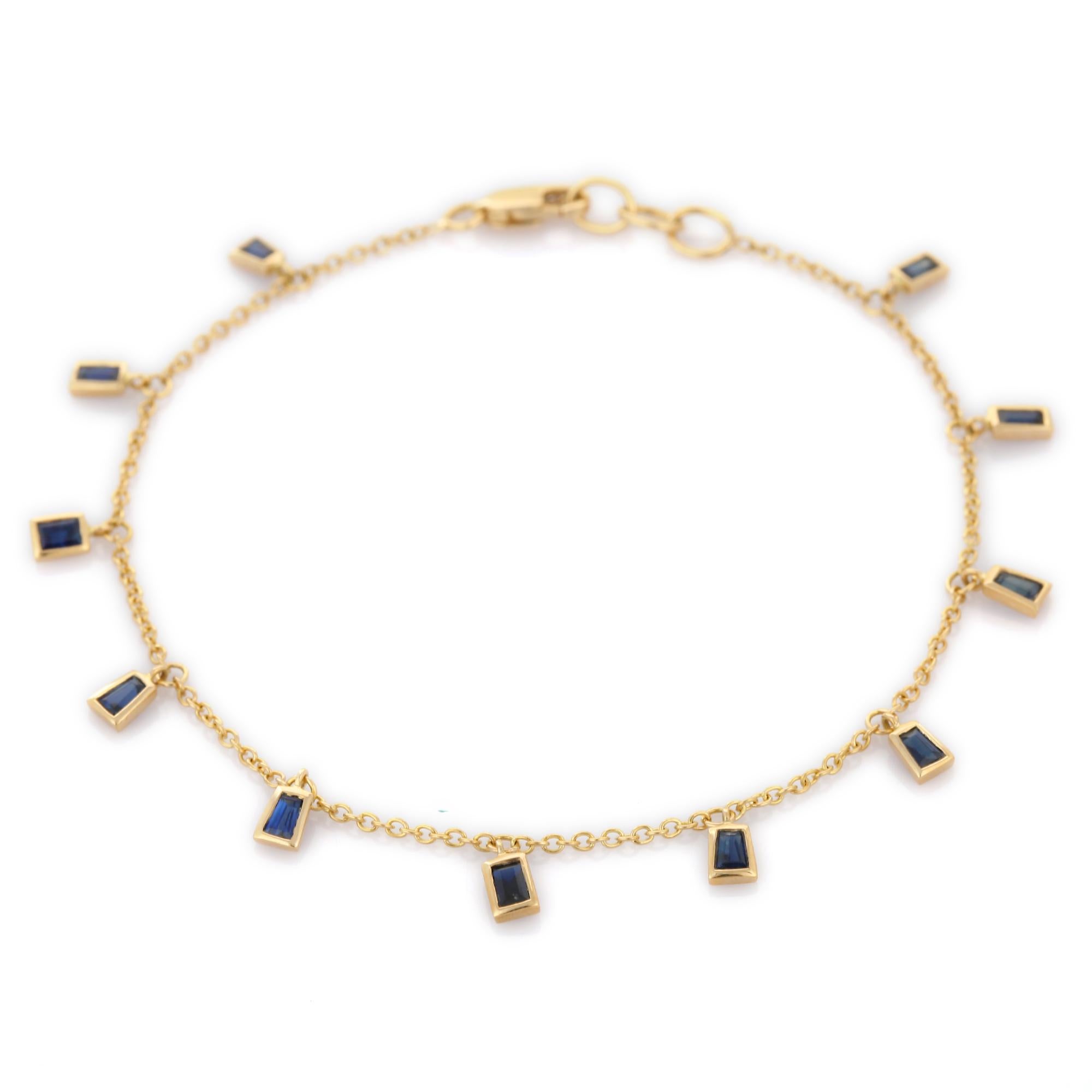 Taille baguette Bracelet à breloques en or jaune 18 carats avec saphirs bleus étincelants en vente