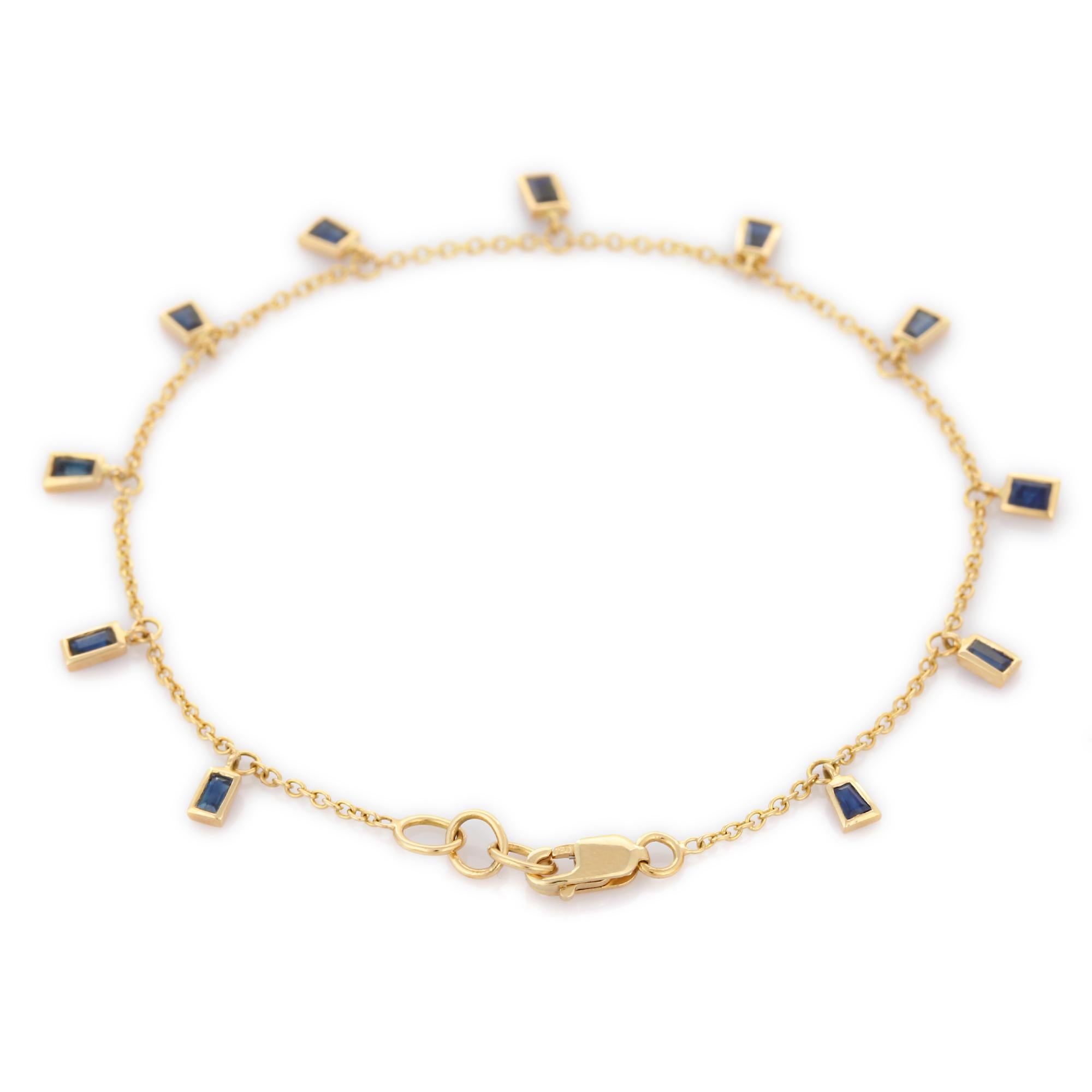 Art Deco Dangling Blue Sapphire Charm Chain Bracelet Mounted in 18K Yellow Gold For Sale