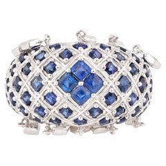 Bague en or blanc 18 carats avec saphir bleu éclatant et diamants