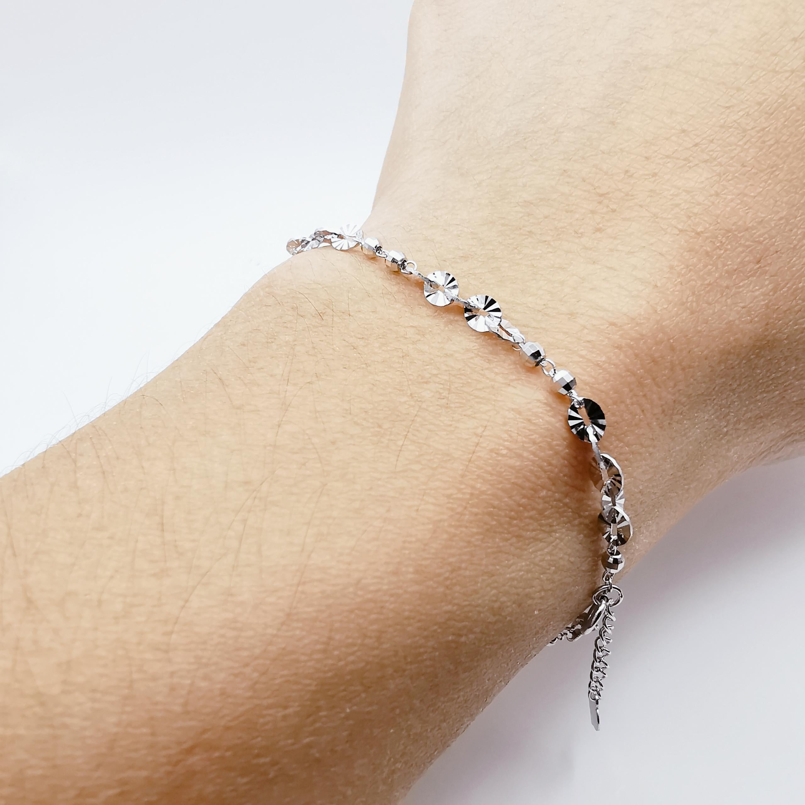 Dangling Chain Bracelet in 18K White Gold In New Condition For Sale In Wan Chai District, HK