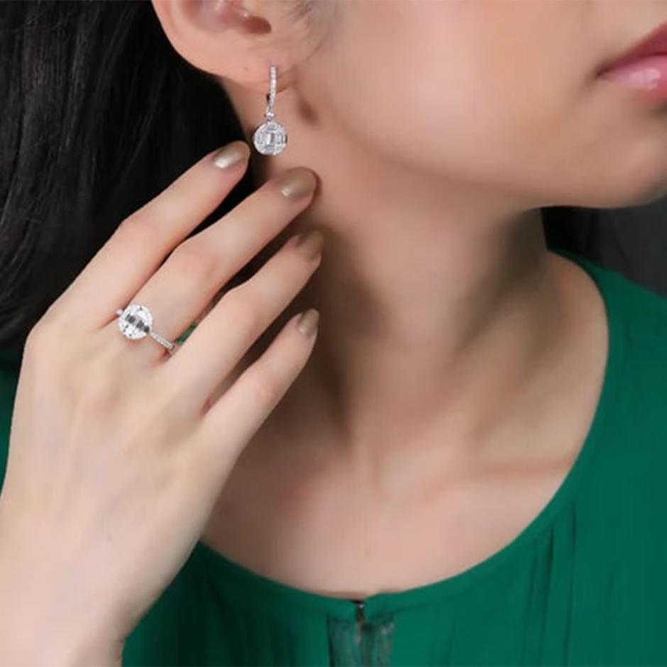 Dangling Delicate Diamond Baguette Earring Ring Set For Sale 4