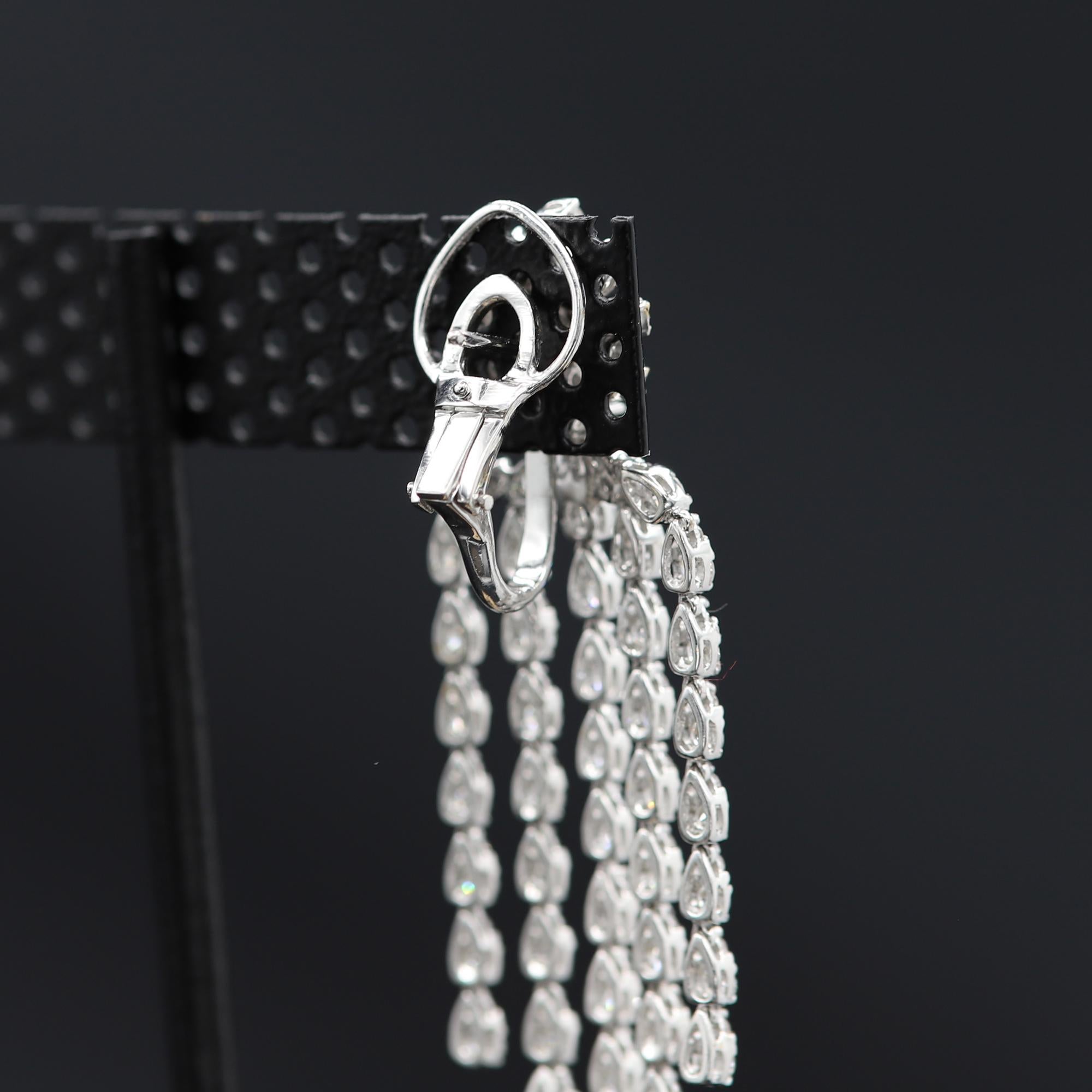 Pendants d'oreilles chandelier en or blanc 18 carats avec diamants de 2 pouces en vente 1