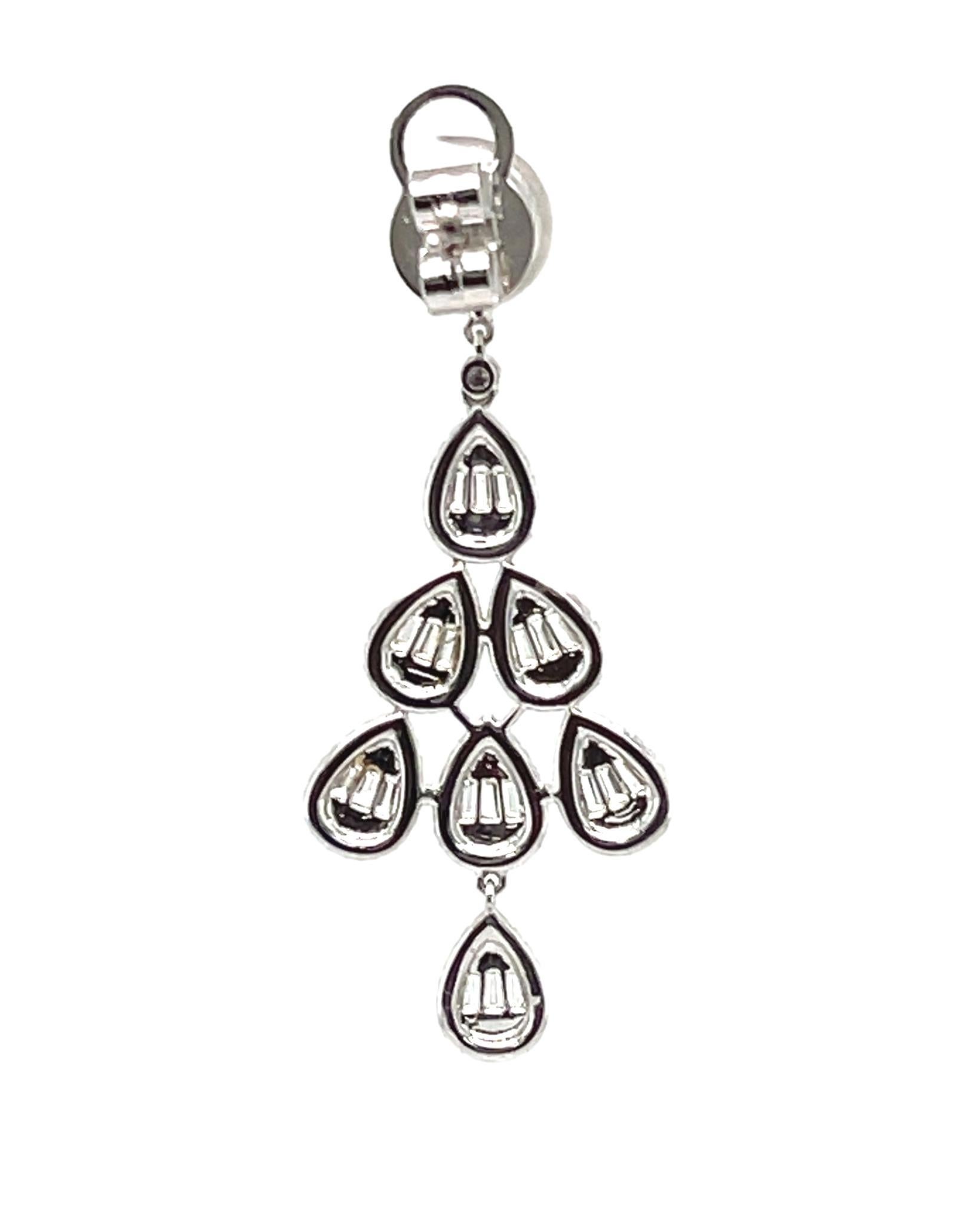 Dangling Diamond Earrings in 14K White Gold In New Condition For Sale In New York, NY