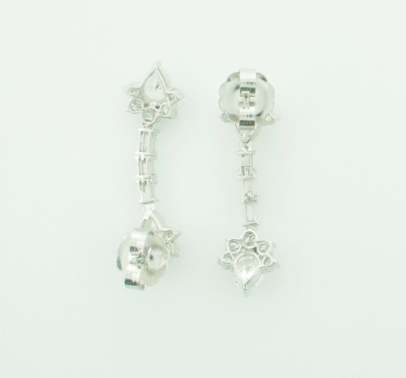 Taille poire Boucles d'oreilles pendantes en platine avec diamants 4,20 carats, circa années 1950 Poids total en vente