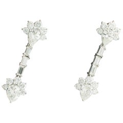 Boucles d'oreilles pendantes en platine avec diamants 4,20 carats, circa années 1950 Poids total