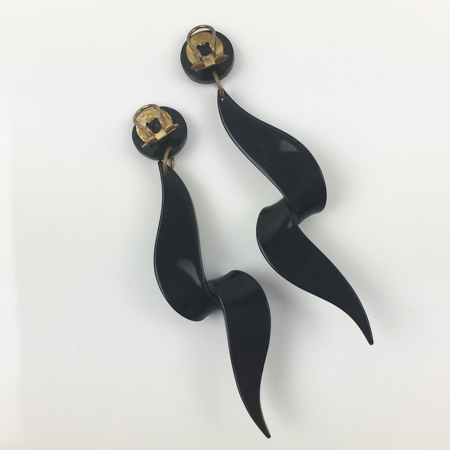 Orecchini pendenti a clip in resina nera con strass di cristallo rosso In condizioni ottime in vendita a Atlanta, GA