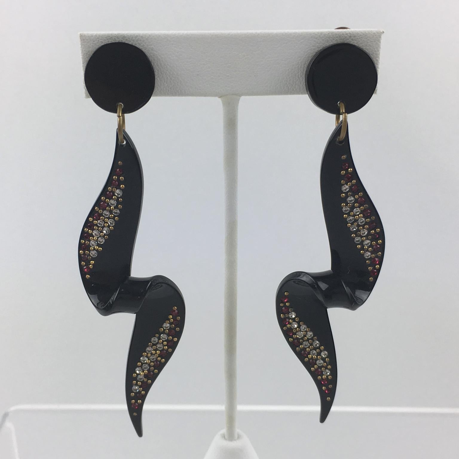 Orecchini pendenti a clip in resina nera con strass di cristallo rosso in vendita 1