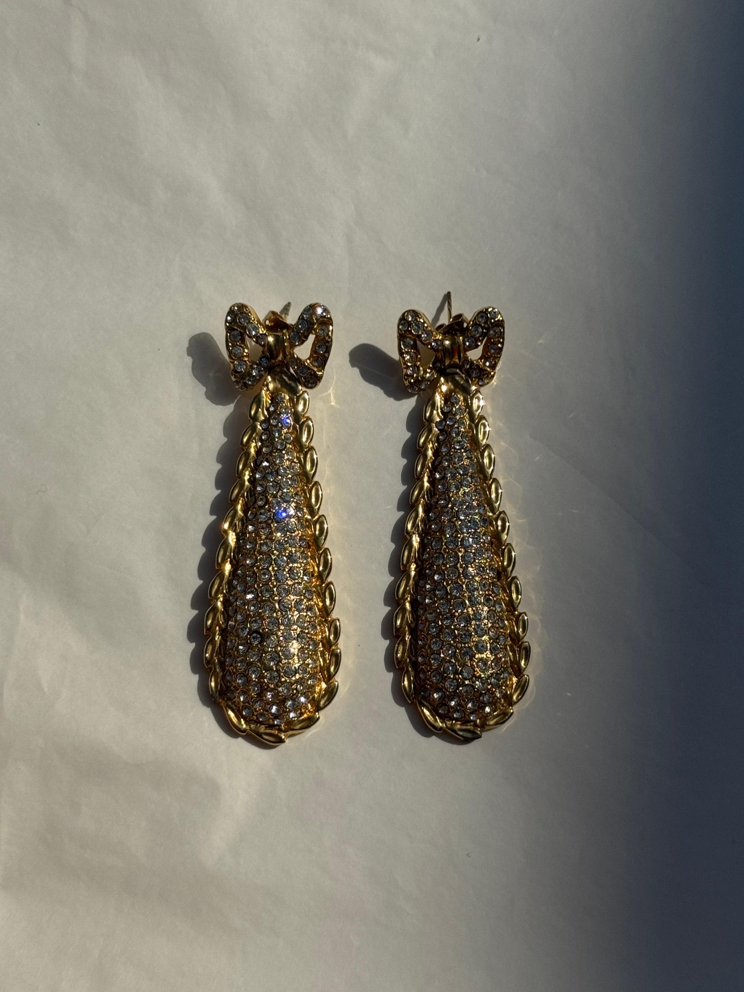 Ein ikonisches und glamouröses Paar Ohrringe aus vergoldetem Metall, entworfen von Ugo Correani, einem der berühmtesten Schmuckdesigner Italiens, der für seine Zusammenarbeit mit Modehäusern wie Versace und Valentino bekannt ist. Diese Ohrringe