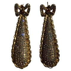 Boucle d'oreille pendante d'Ugo Correani en métal doré et strass
