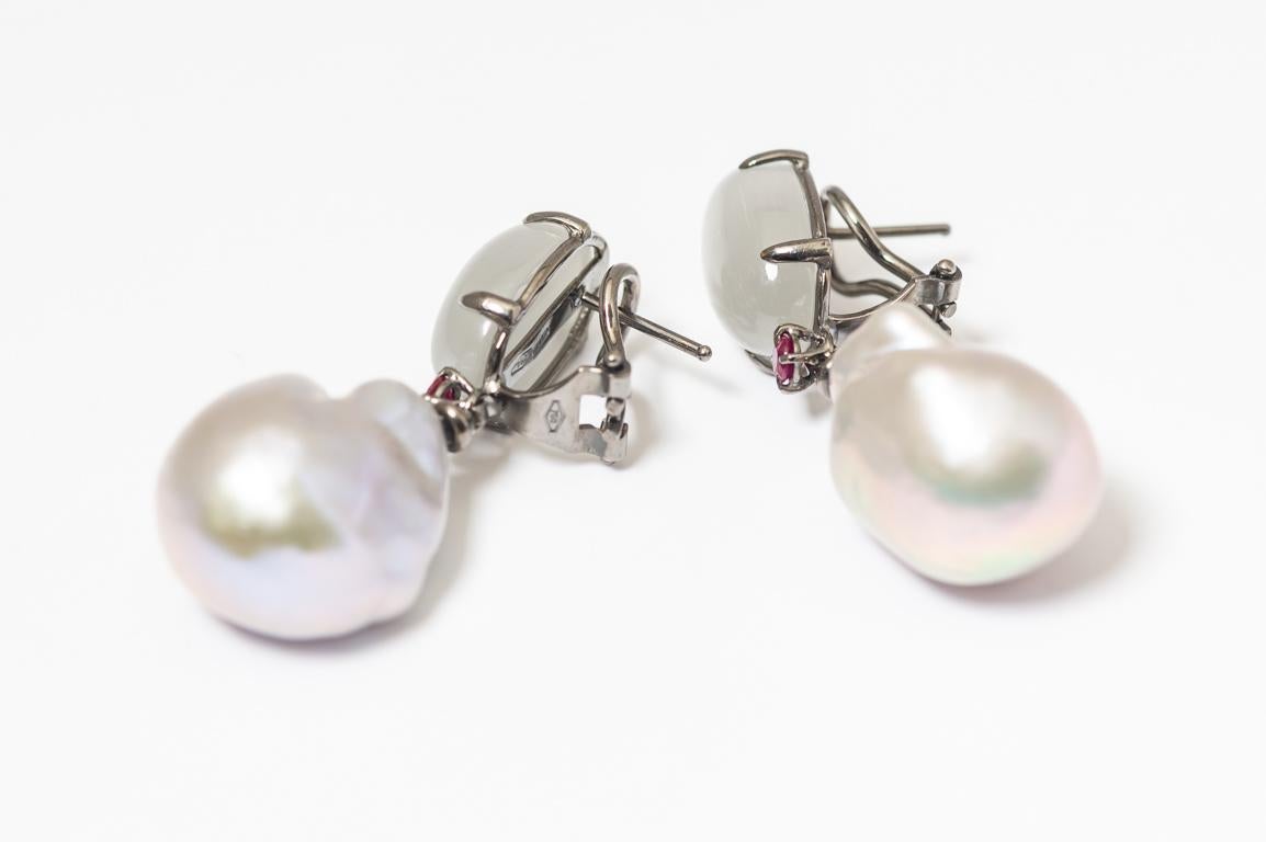 Dangling Earrings inDangling Earrings in Black Gold and Baroque Pearl ,Rubis ,Grey Quartz..
These earrings very simple are of absolute comfort ,their leightnesses are very pleasant .You can wear clip and pic or both at the same time.
the rubis and