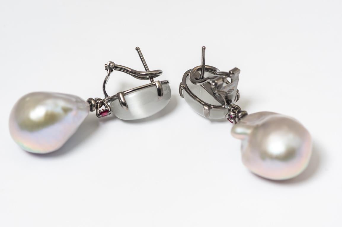 Dangling Earrings in Black Gold and Baroque Pearl, Rubis, Grey Quartz im Zustand „Hervorragend“ in Vannes, FR