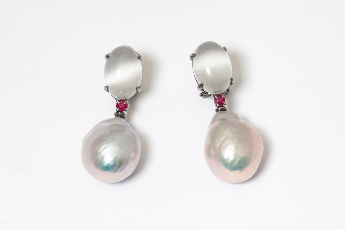 Dangling Earrings in Black Gold and Baroque Pearl, Rubis, Grey Quartz Damen