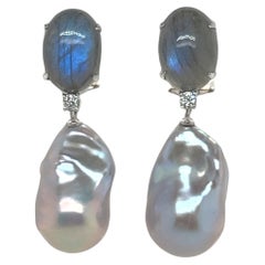 Boucles d
oreilles pendantes en labradorite, perles de culture et diamants 0,14 carat
